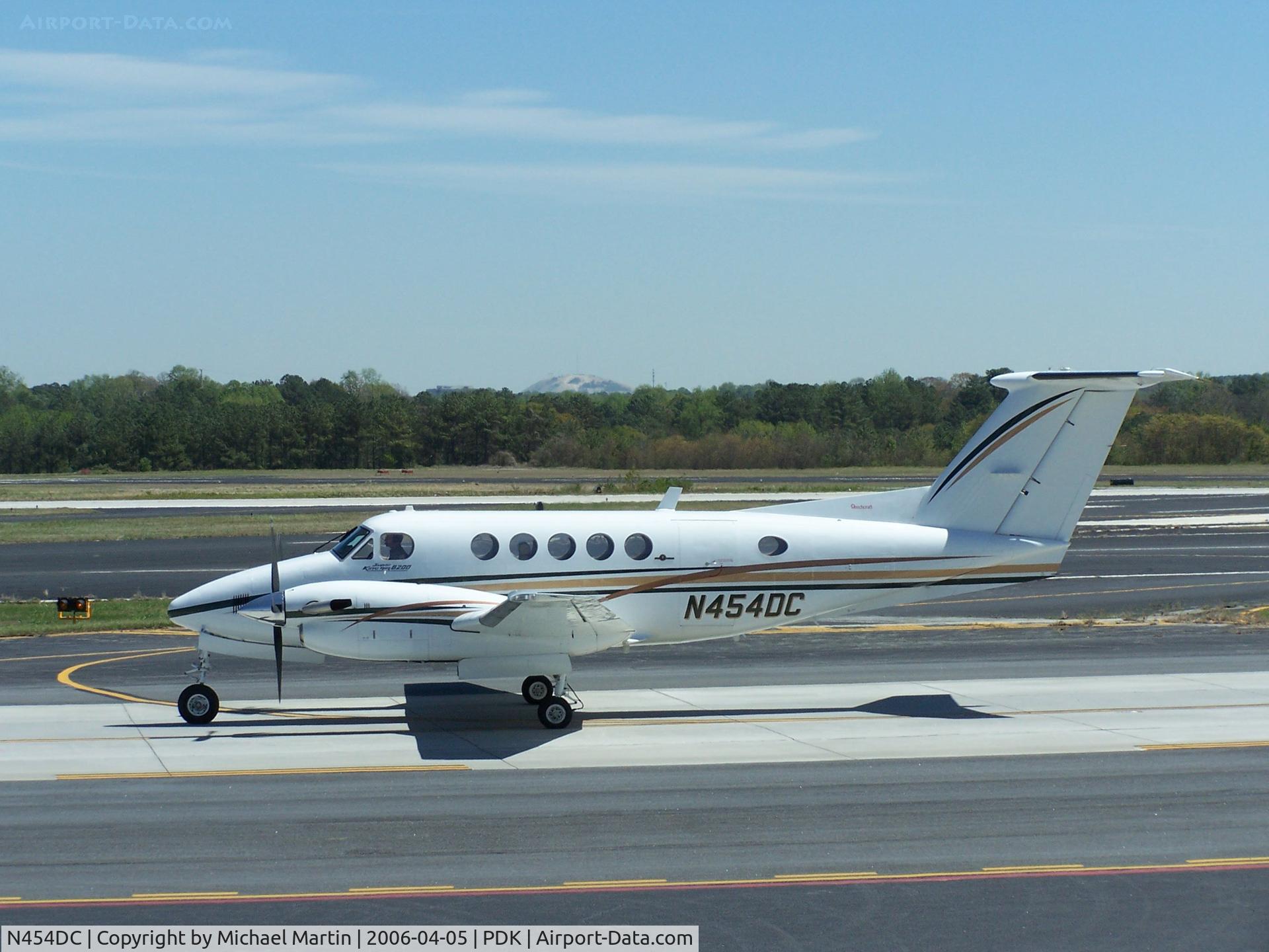 N454DC, 1981 Beech B200 King Air C/N BB-995, Taxing to Runway 20L