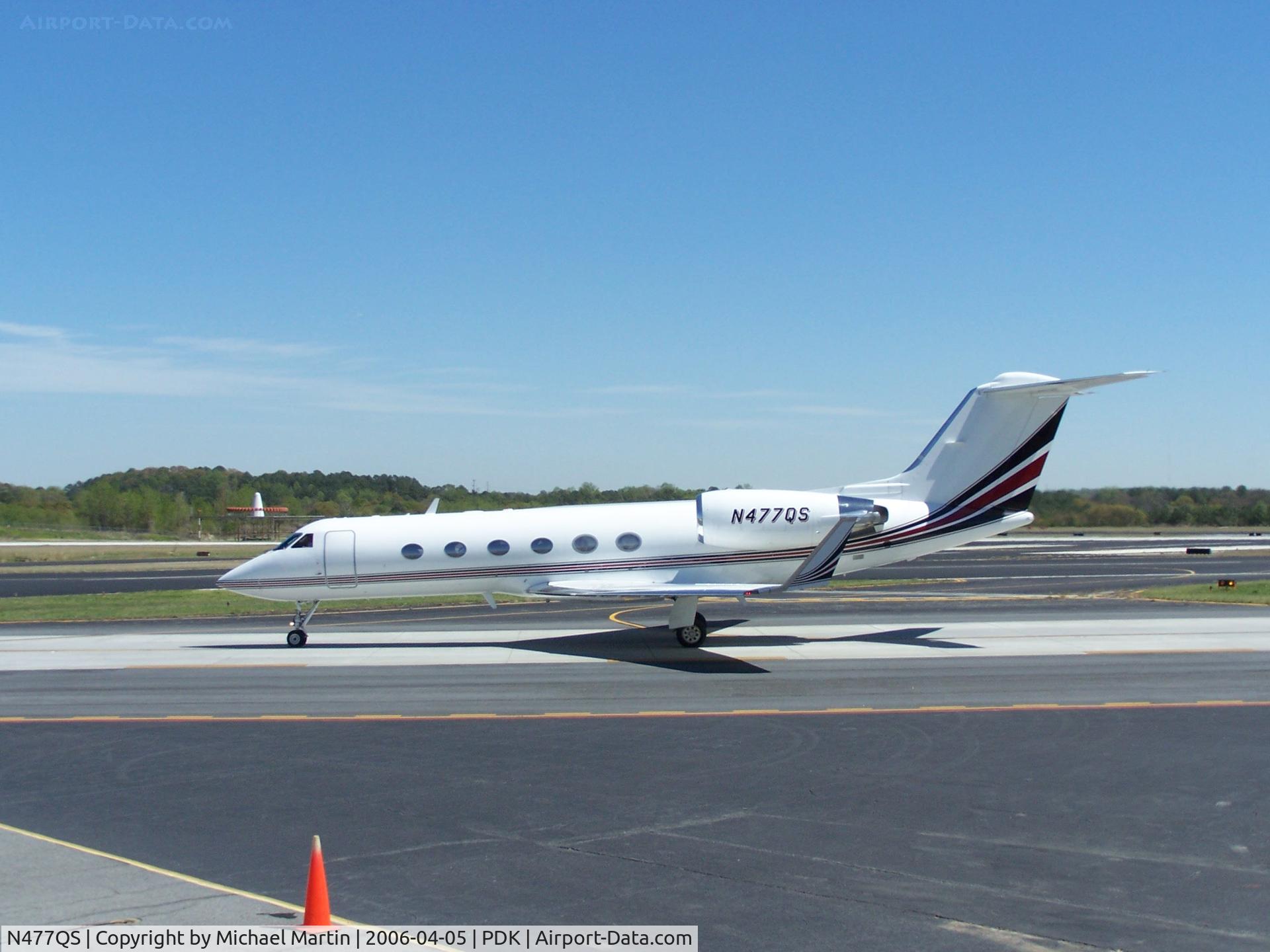 N477QS, 1999 Gulfstream Aerospace G-IV C/N 1377, Taxing to Signature Air