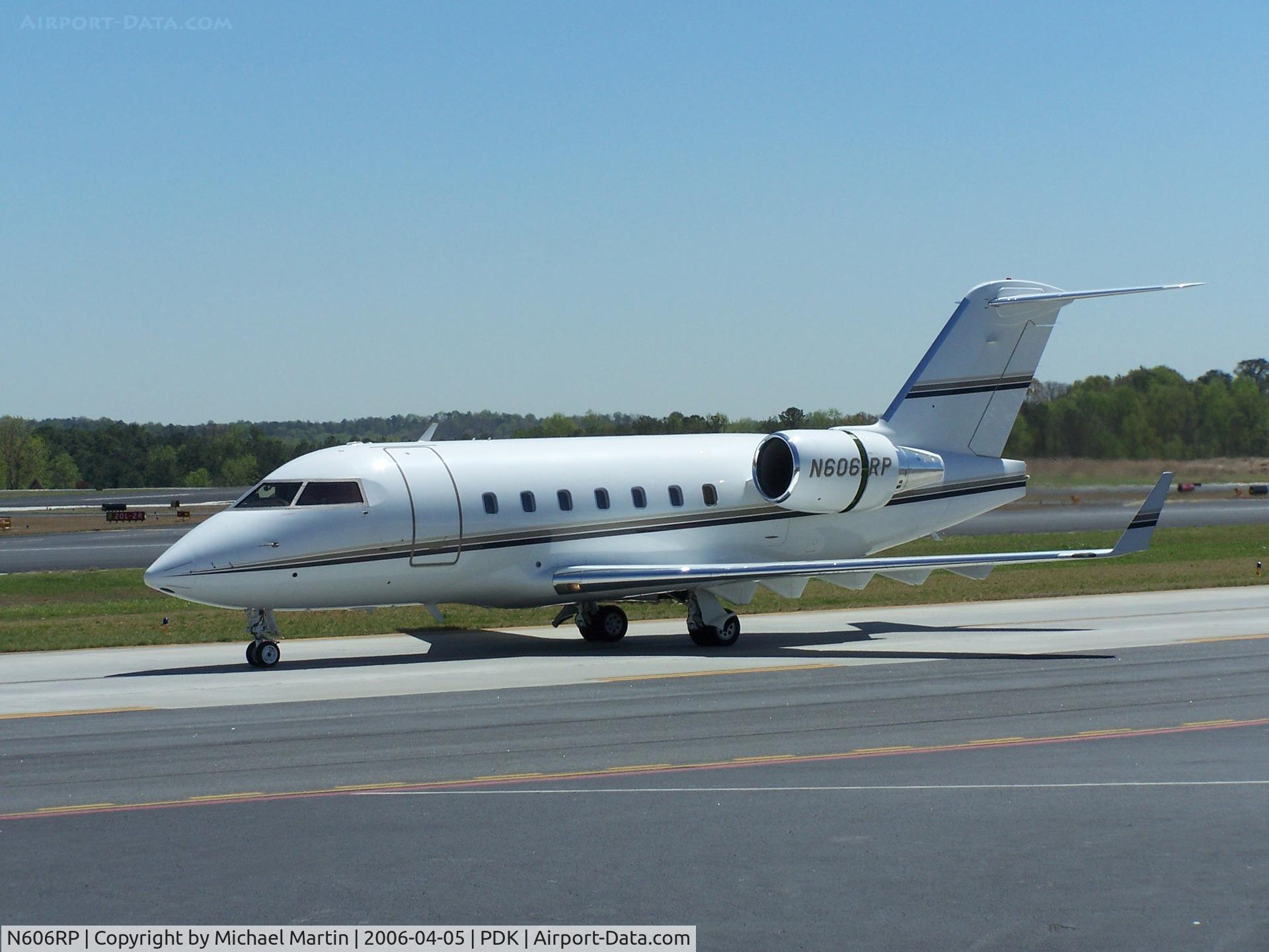 N606RP, 2004 Bombardier Challenger 604 (CL-600-2B16) C/N 5578, Taxing to Signature Air