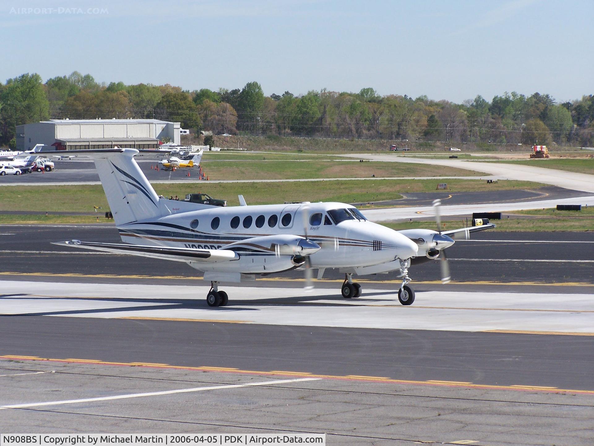 N908BS, 2001 Raytheon Aircraft Company B200 C/N BB-1781, Taxing to Runway 2R