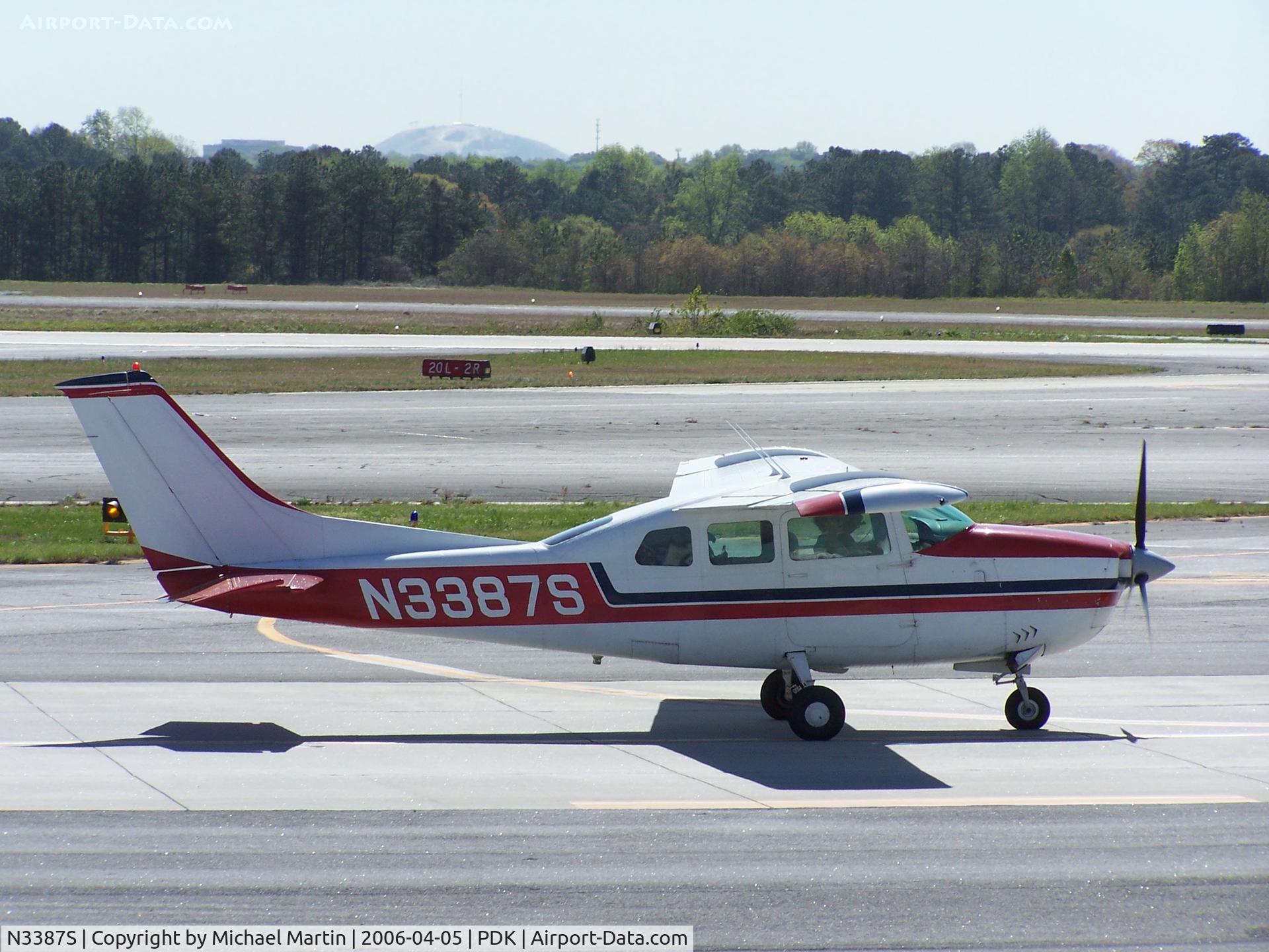 N3387S, 1969 Cessna 210J Centurion C/N 21059187, Taxing to Runway 2L