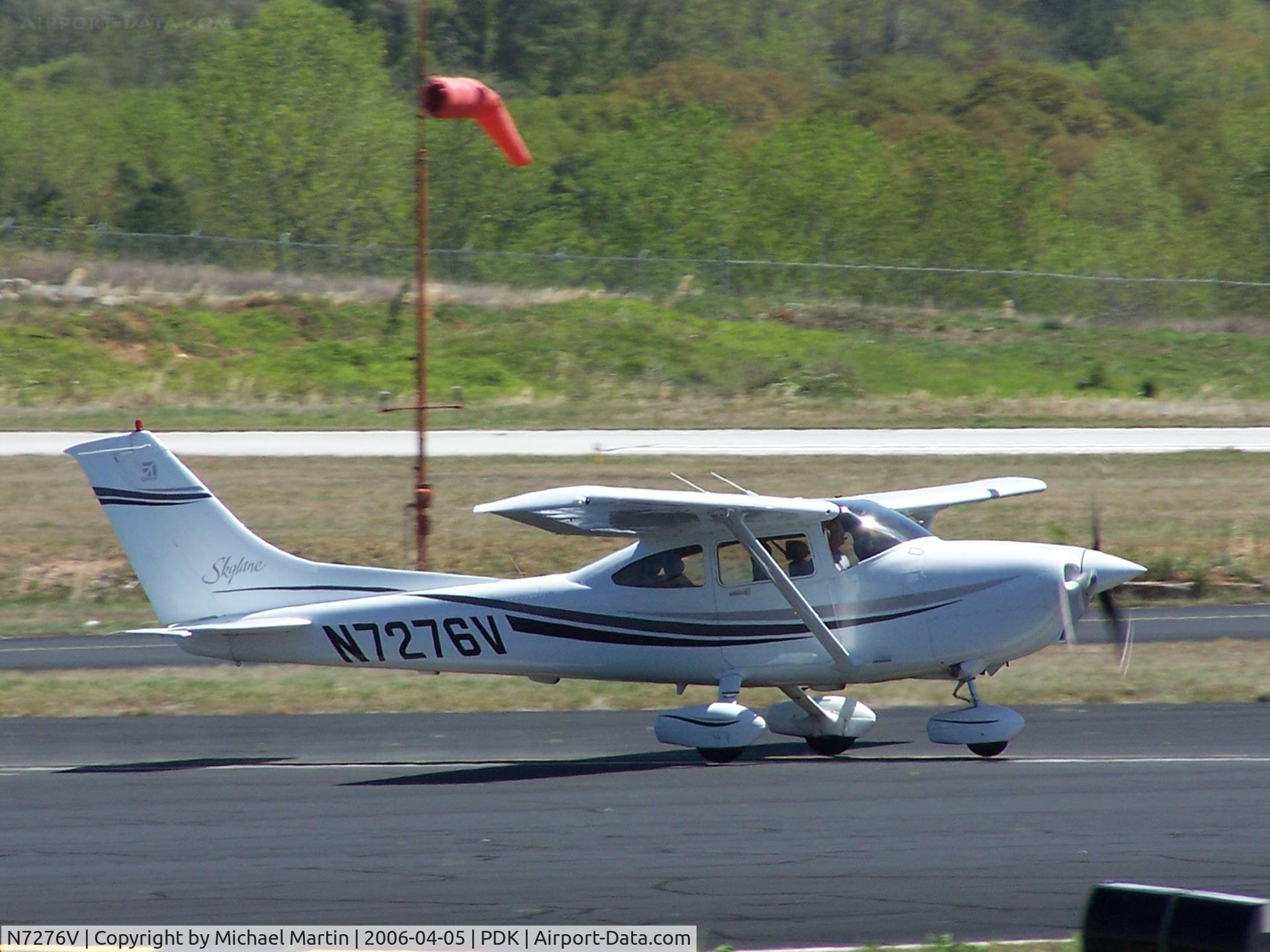 N7276V, 1999 Cessna 182S Skylane C/N 18280570, Departing PDK on 20R