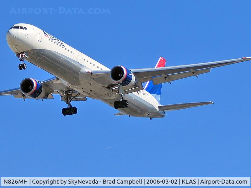 N826MH, 1999 Boeing 767-432/ER C/N 29713, Delta Airlines / I found out my viewfinder is not centered when using more then 4x zoom.