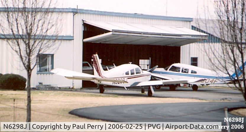 N6298J, 1976 Piper PA-28R-200 Cherokee Arrow C/N 28R-7635334, Busy hangar space is all I can say
