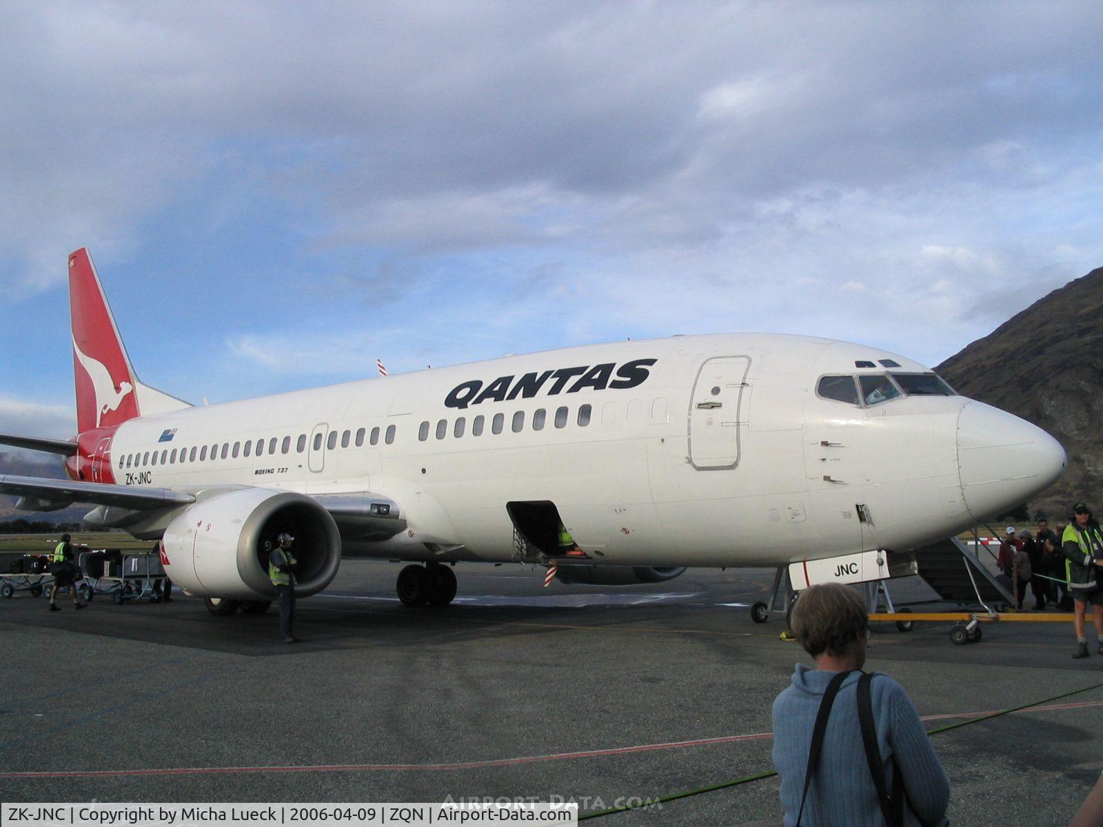 ZK-JNC, Boeing 737-376 C/N 24296, Boarding for the flight to Auckland via Christchurch