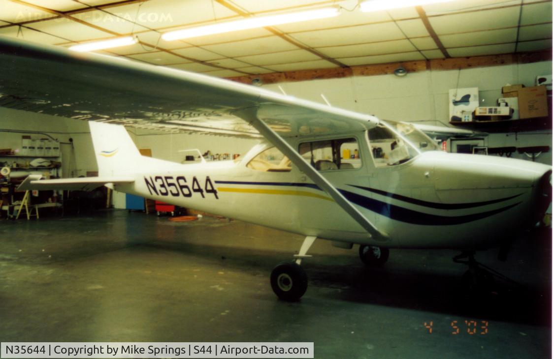 N35644, 1968 Cessna 172I C/N 17256882, taken at S44 in a hanger