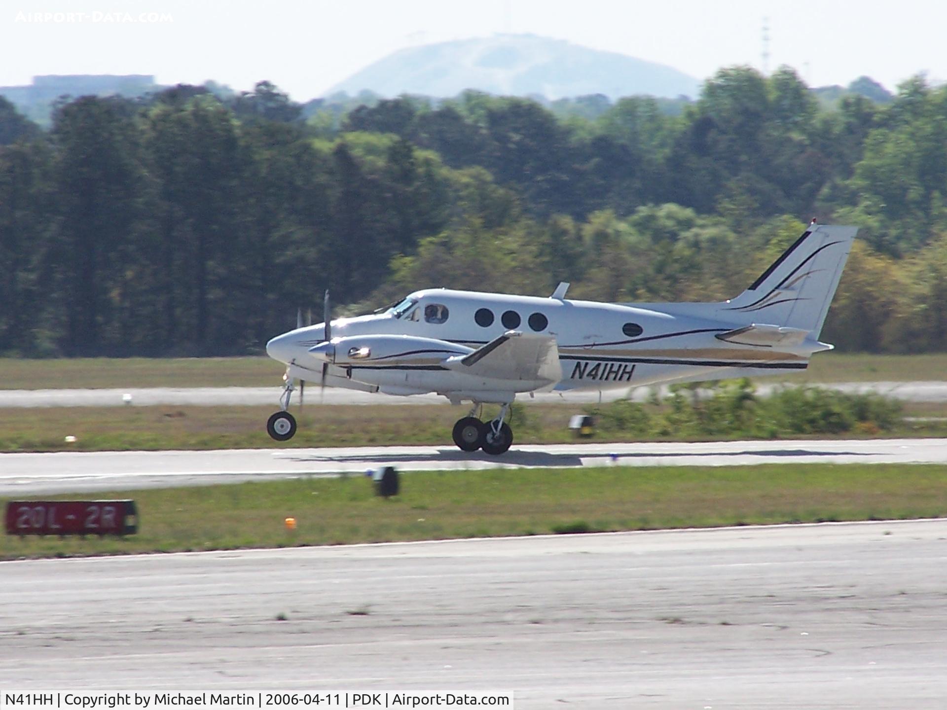 N41HH, 1975 Beech E-90 King Air C/N LW-146, Takeoff from 2R