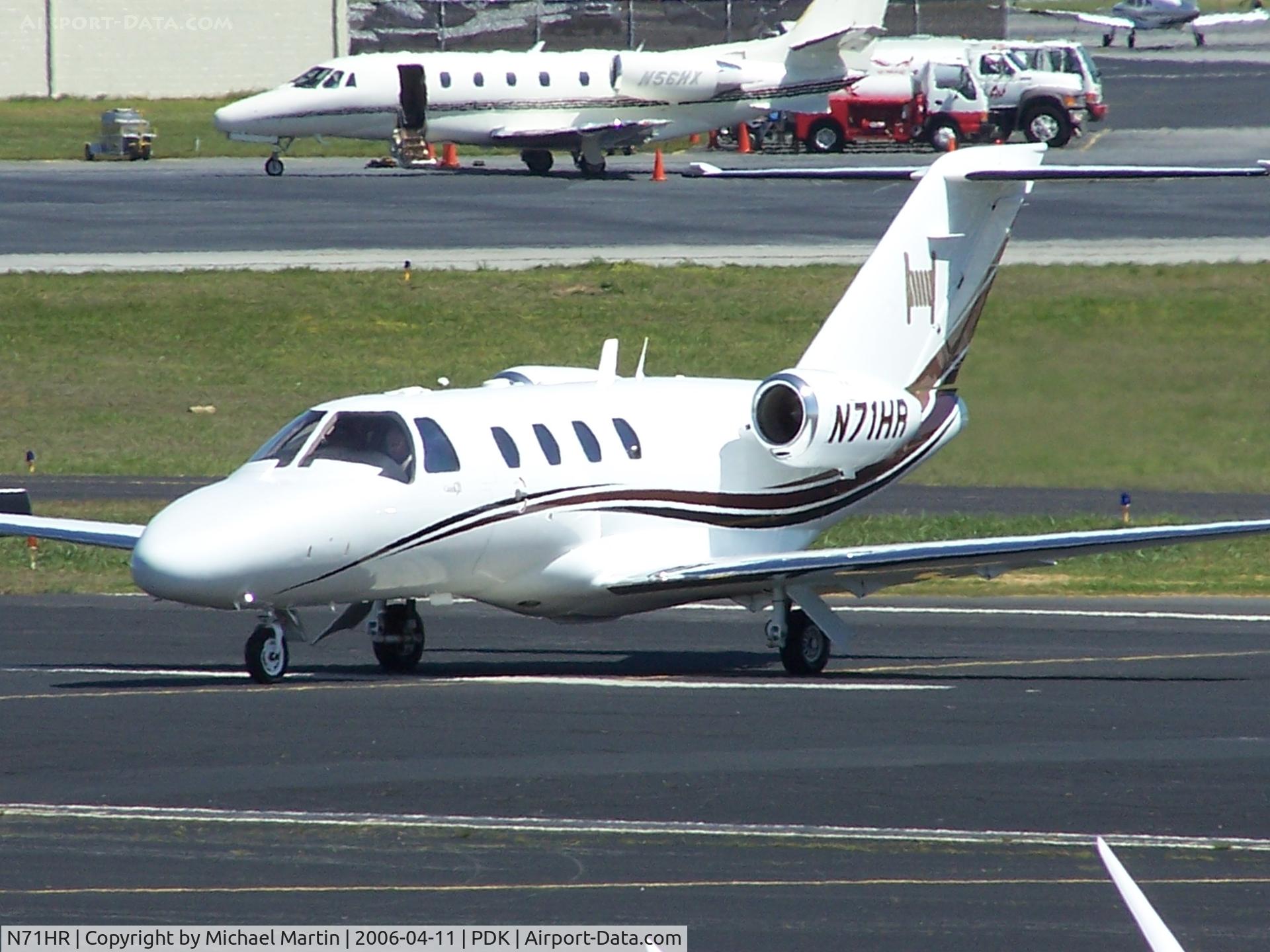 N71HR, 2002 Cessna 525 CitationJet CJ1 C/N 525-0494, Taxing to Epps Air Service