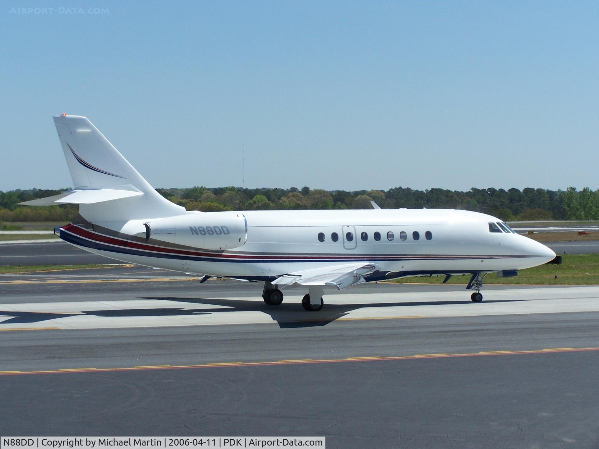 N88DD, 2002 Dassault Falcon 2000 C/N 204, Taxing to Runway 2R