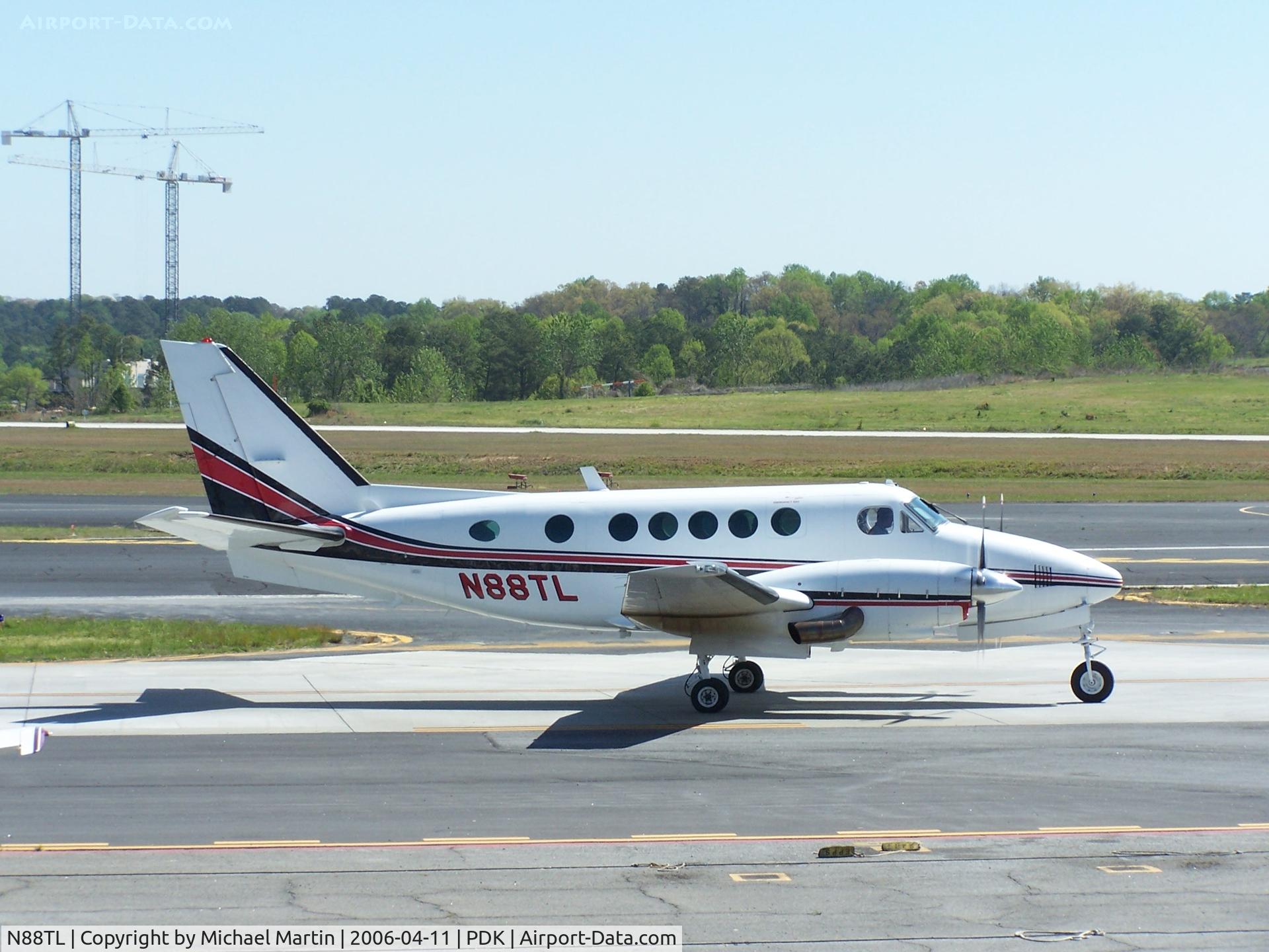 N88TL, 1981 Beech B100 King Air C/N BE-113, Taxing to Runway 2R