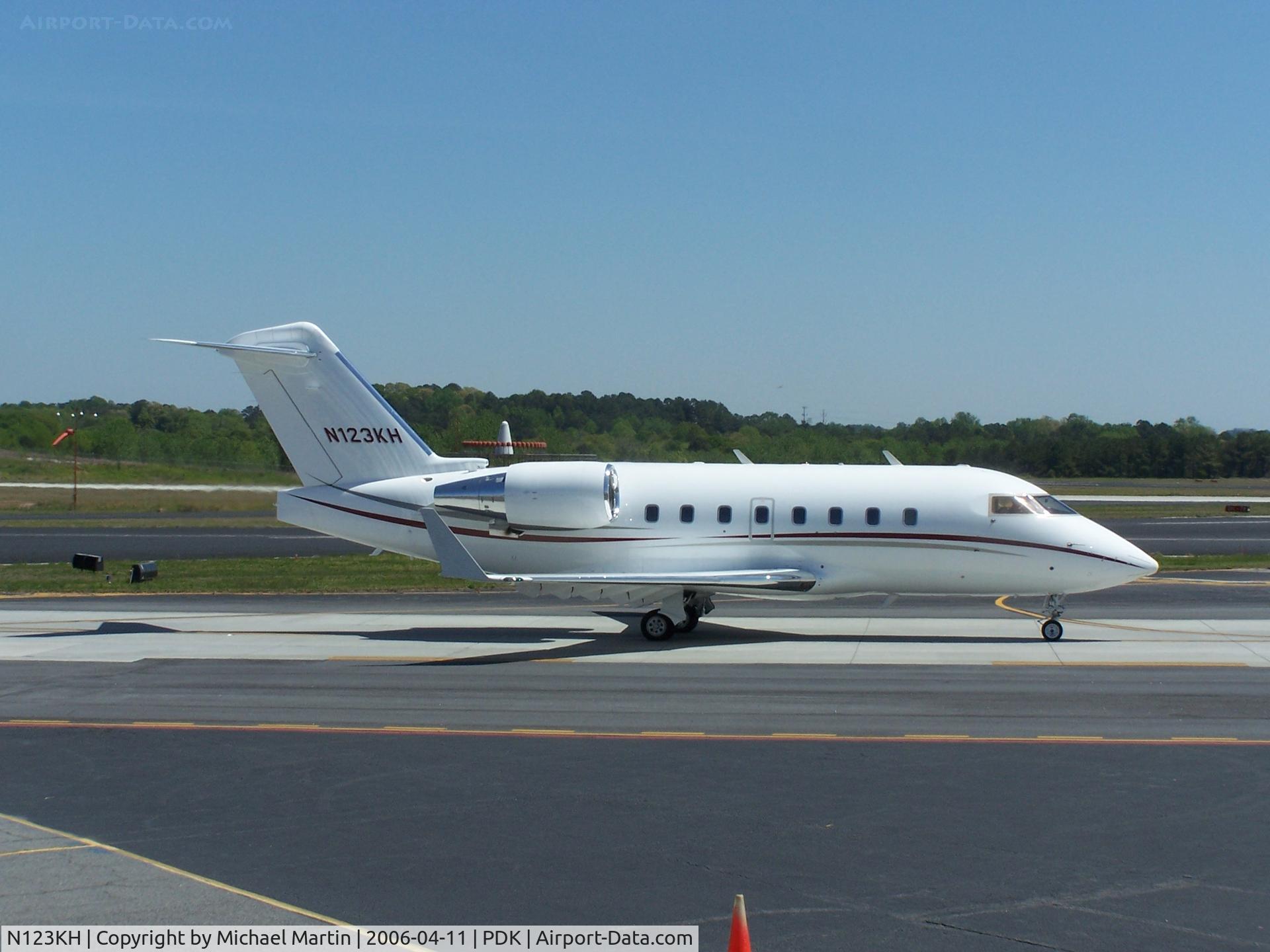N123KH, 1995 Canadair Challenger 604 (CL-600-2B16) C/N 5301, Taxing to Runway 2R