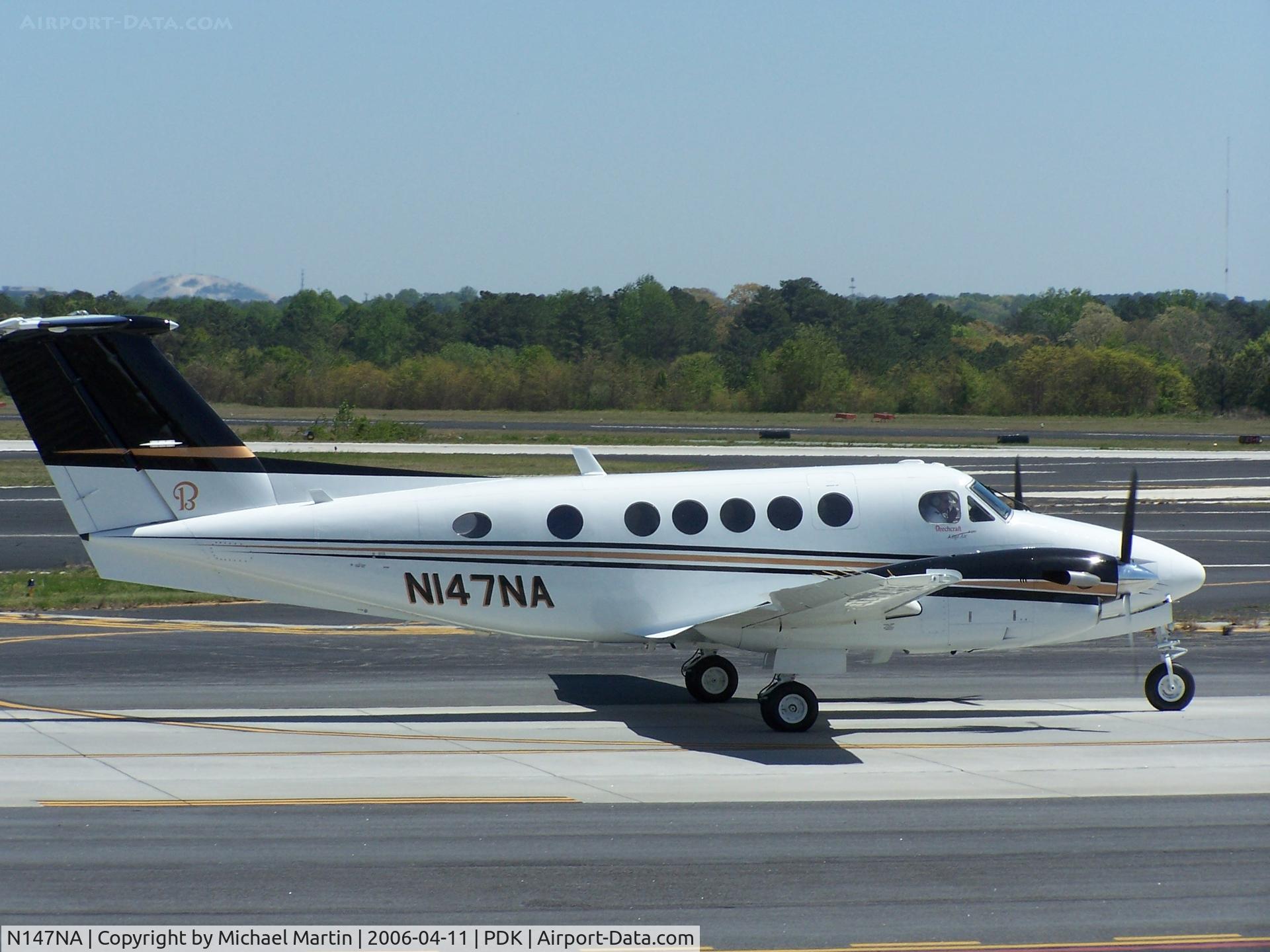 N147NA, 1982 Beech B200 King Air C/N BB-1047, MedFlight taxing to runway 2R