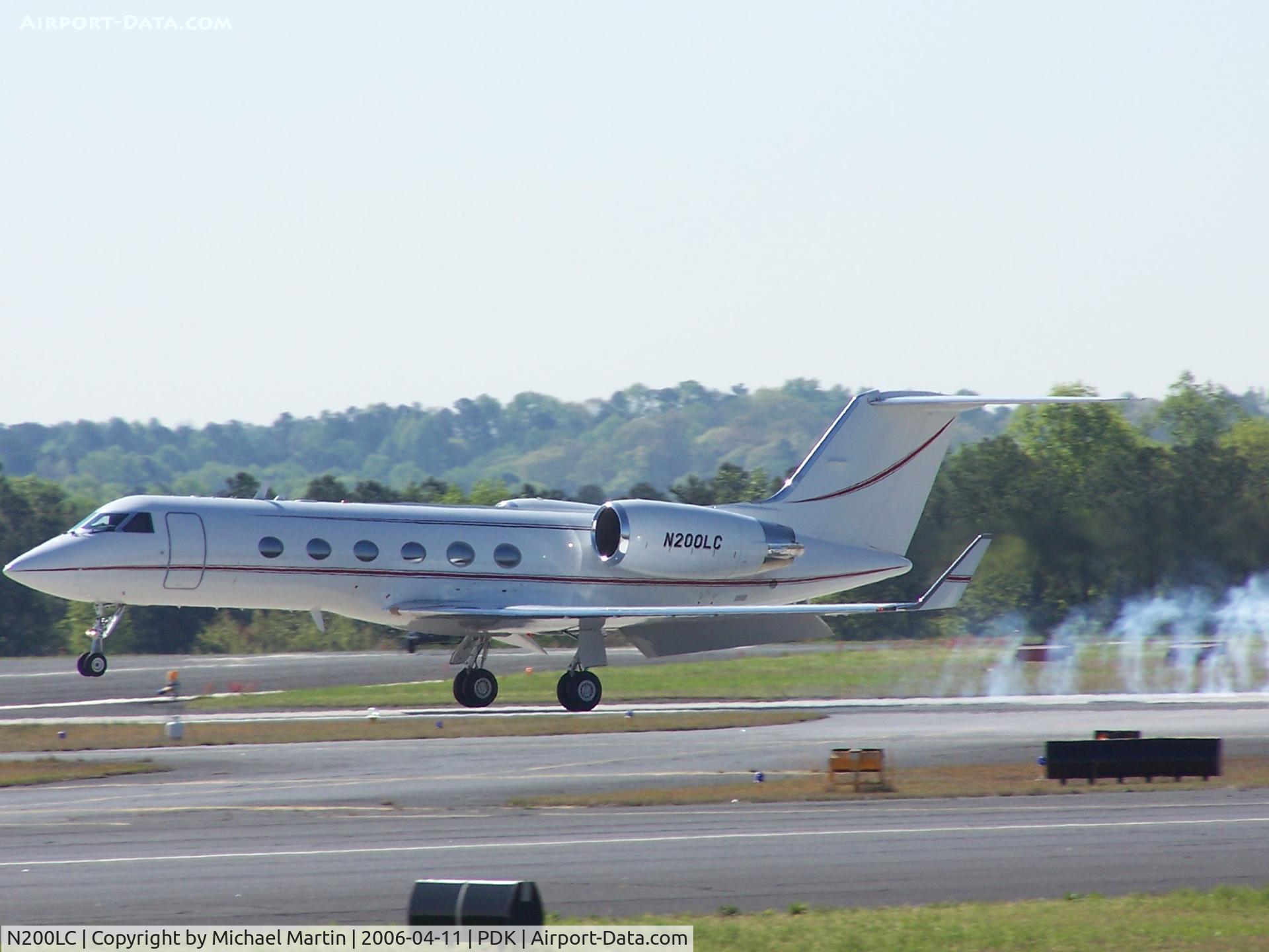 N200LC, 1988 Gulfstream Aerospace G-IV C/N 1067, Smoking Tires Landing 2R