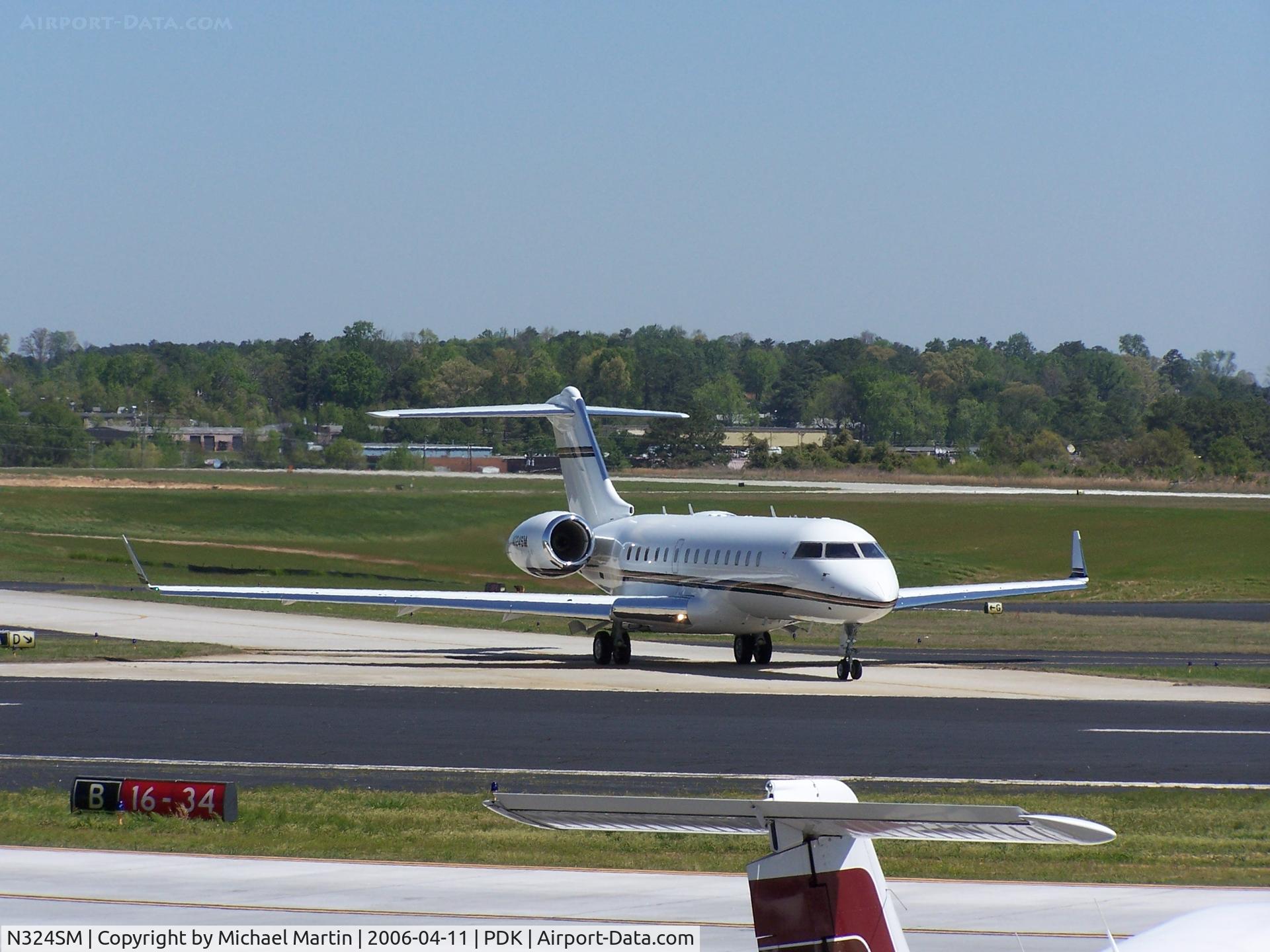 N324SM, 1999 Bombardier BD-700-1A10 Global Express C/N 9023, Taxing from Signature Air