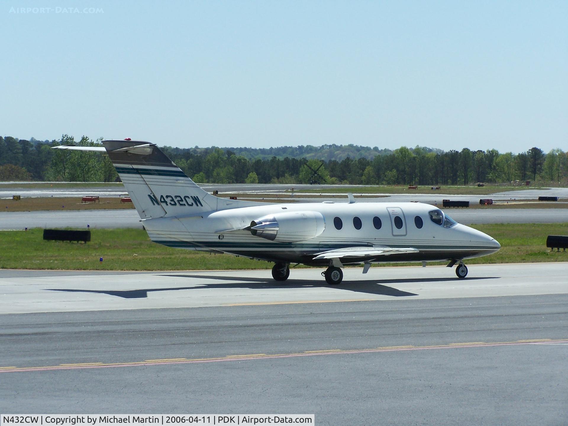 N432CW, 1991 Beechcraft 400A Beechjet C/N RK-32, Taxing to Runway 2R
