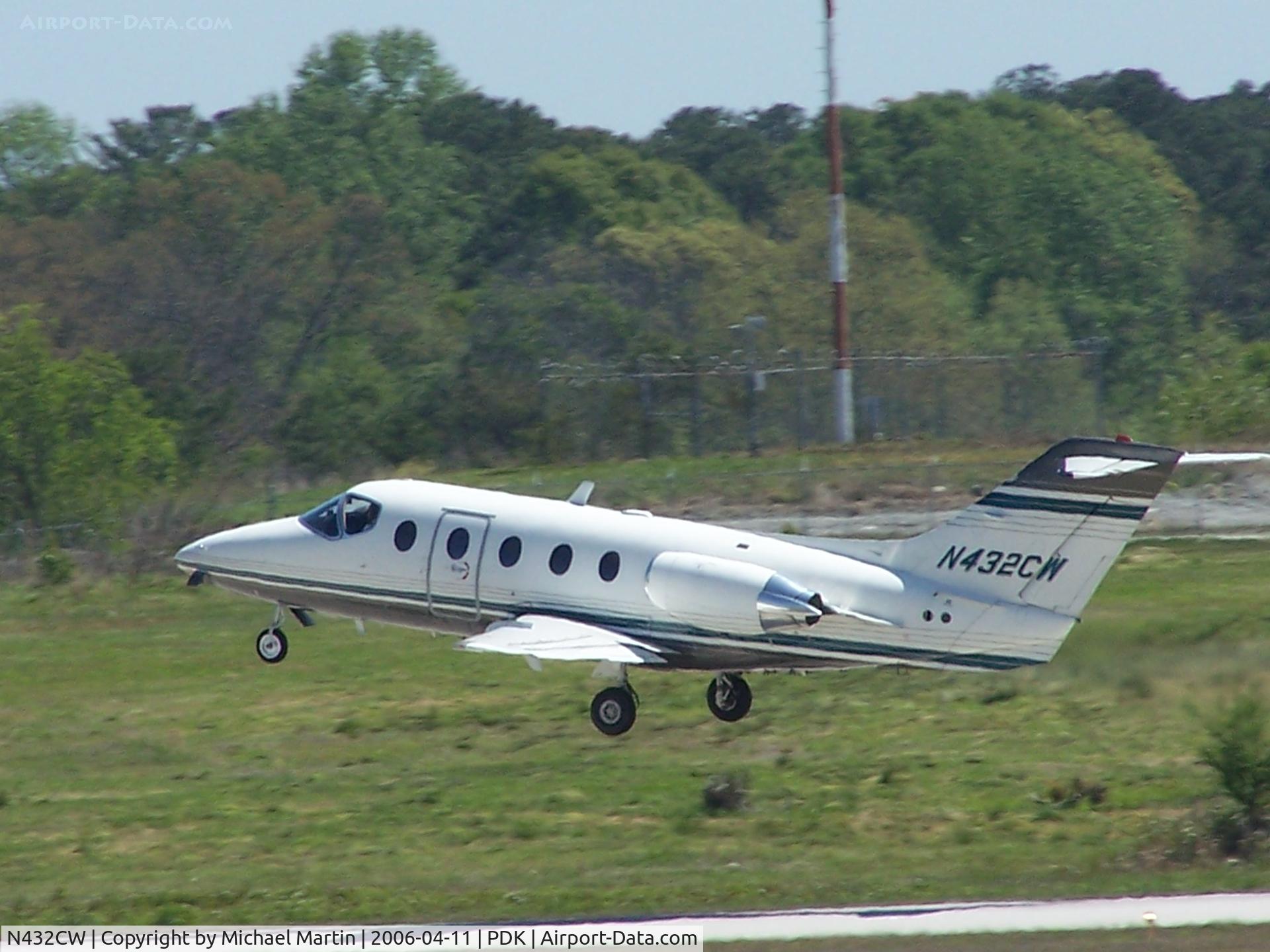 N432CW, 1991 Beechcraft 400A Beechjet C/N RK-32, Departing PDK - Starting to rotate gear.