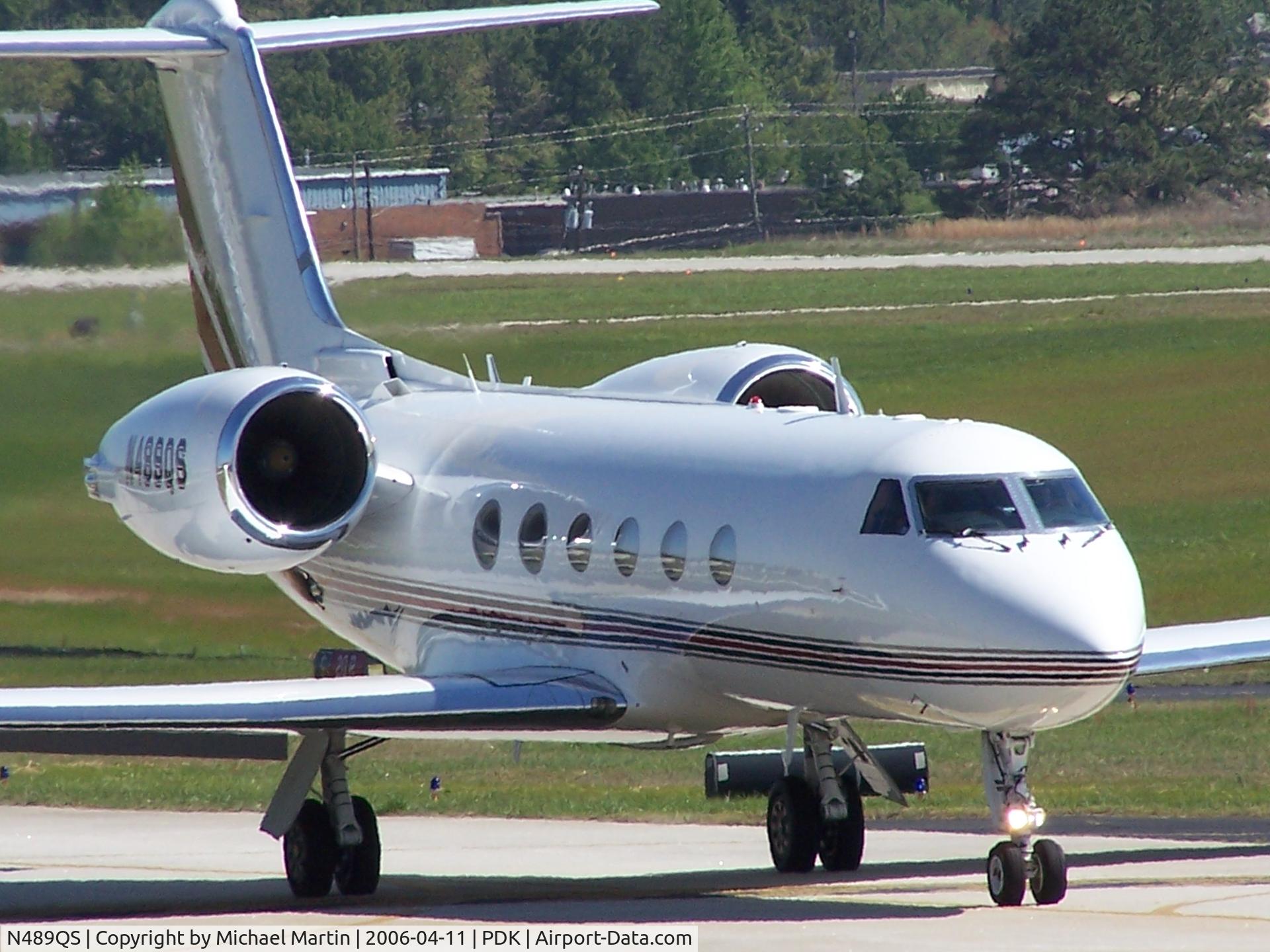 N489QS, 1999 Gulfstream Aerospace G-IV C/N 1389, Taxing to Runway 2R