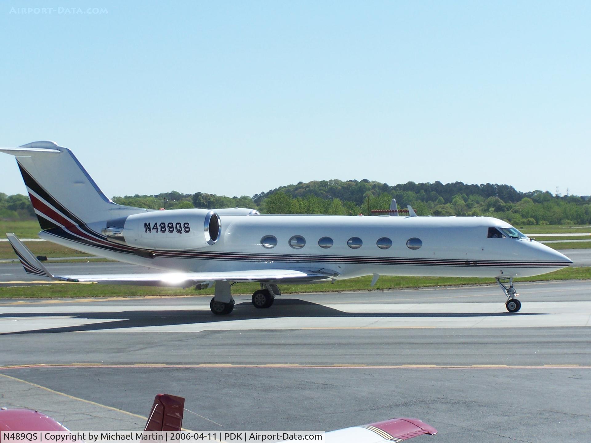 N489QS, 1999 Gulfstream Aerospace G-IV C/N 1389, Taxing to Runway 2R