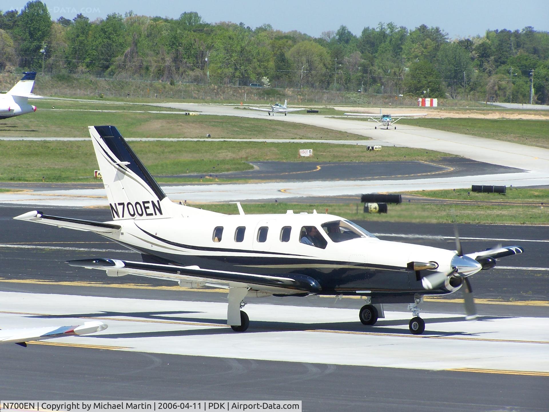 N700EN, 2005 Socata TBM-700 C/N 329, Taxing to Runway 2R
