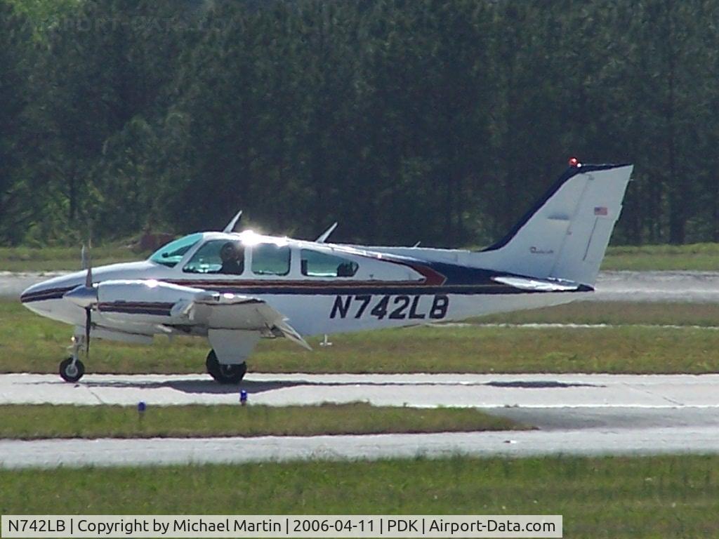 N742LB, 1976 Beech 95-B55 (T42A) Baron C/N TC-1963, Long range photo - pardon the quality - taxing to Epps