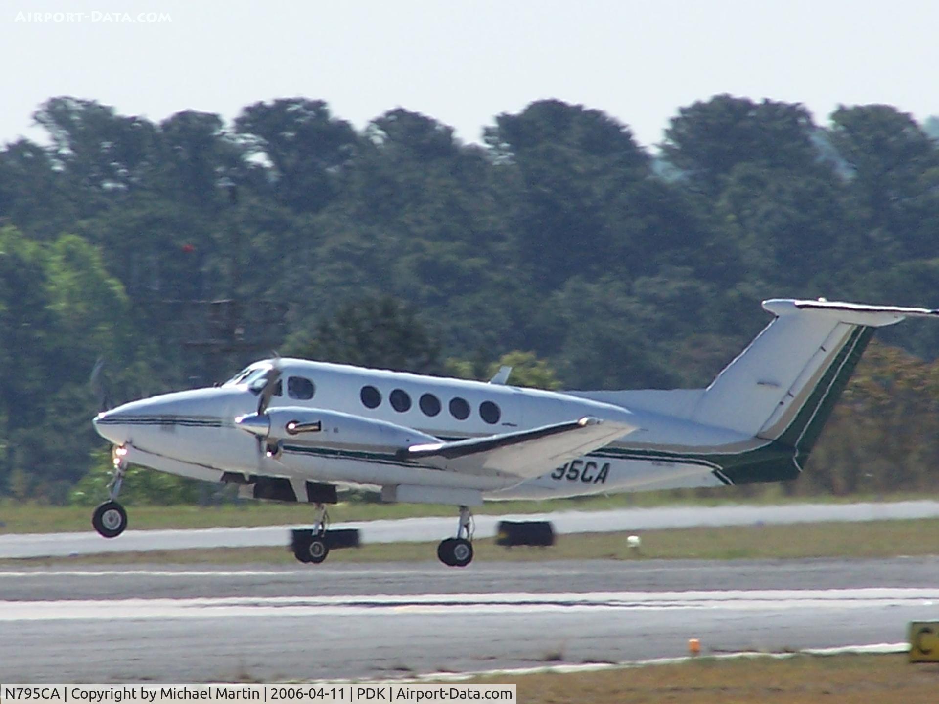 N795CA, 1979 Beech 200 C/N BB-559, Departing PDK enroute to TYS