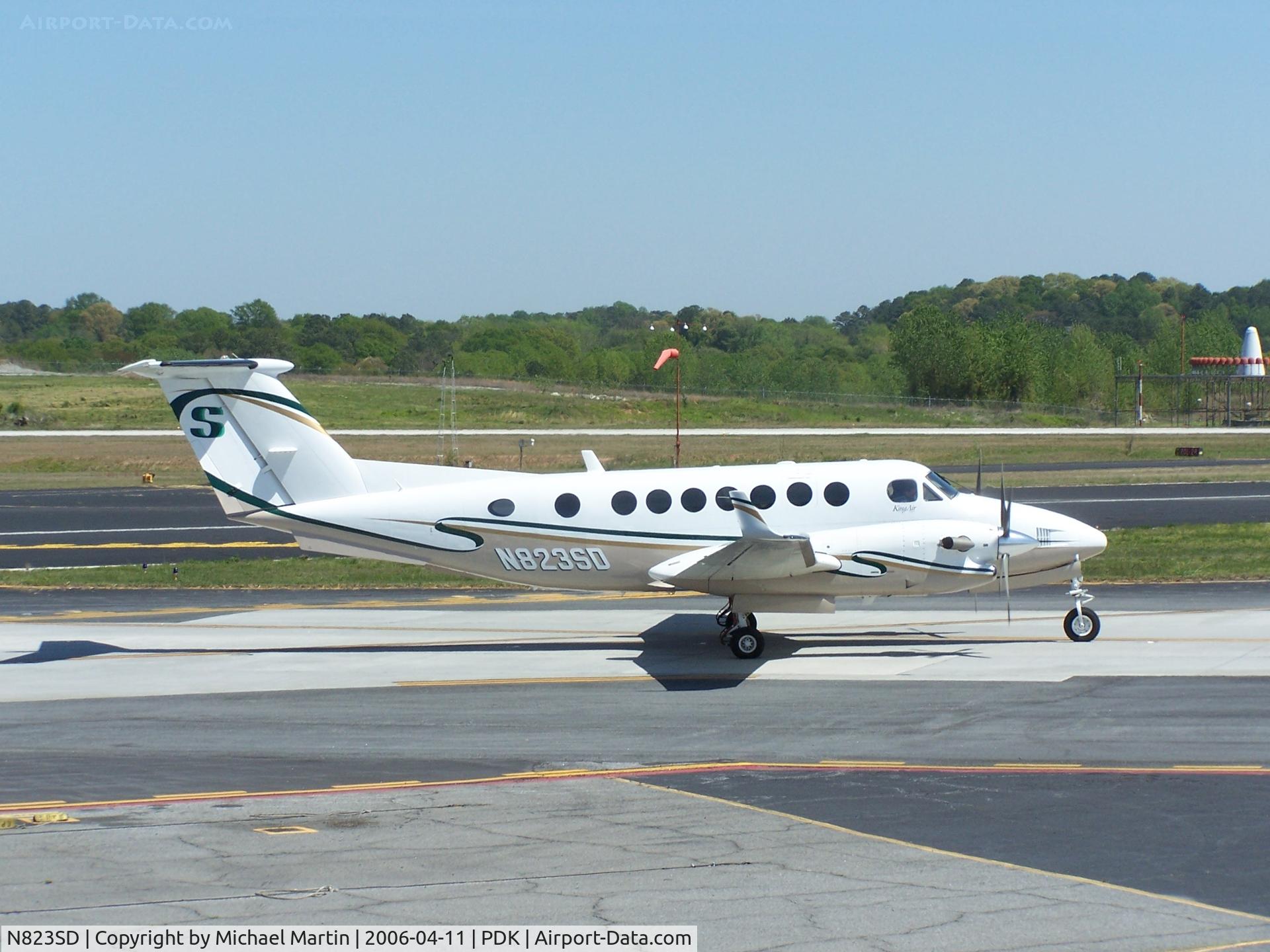 N823SD, Raytheon Aircraft Company B300 C/N FL-390, Taxing to Runway 2R