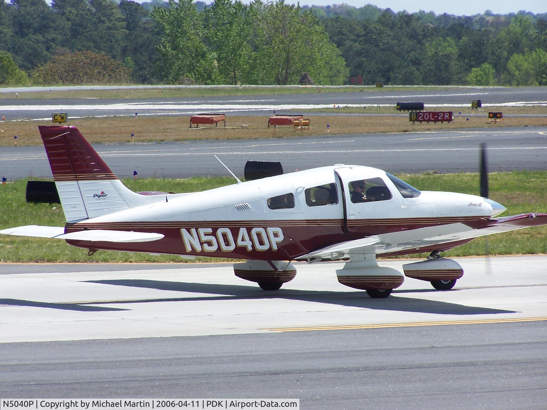 N5040P, 2001 Piper PA-28-181 C/N 2843447, Taxing to Runway 2L