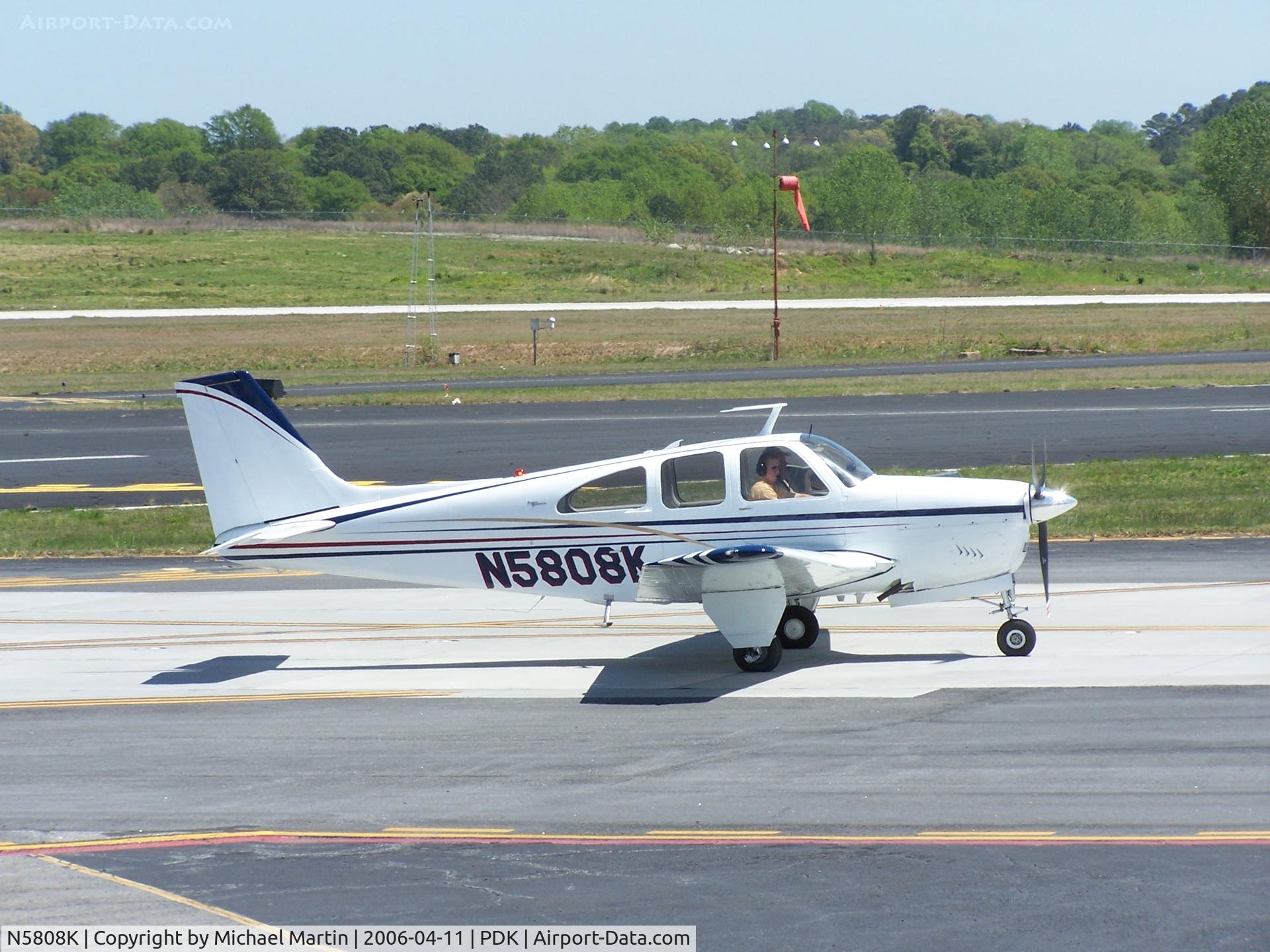 N5808K, 1965 Beech 35-C33 Debonair C/N CD-901, Taxing to Runway 20L
