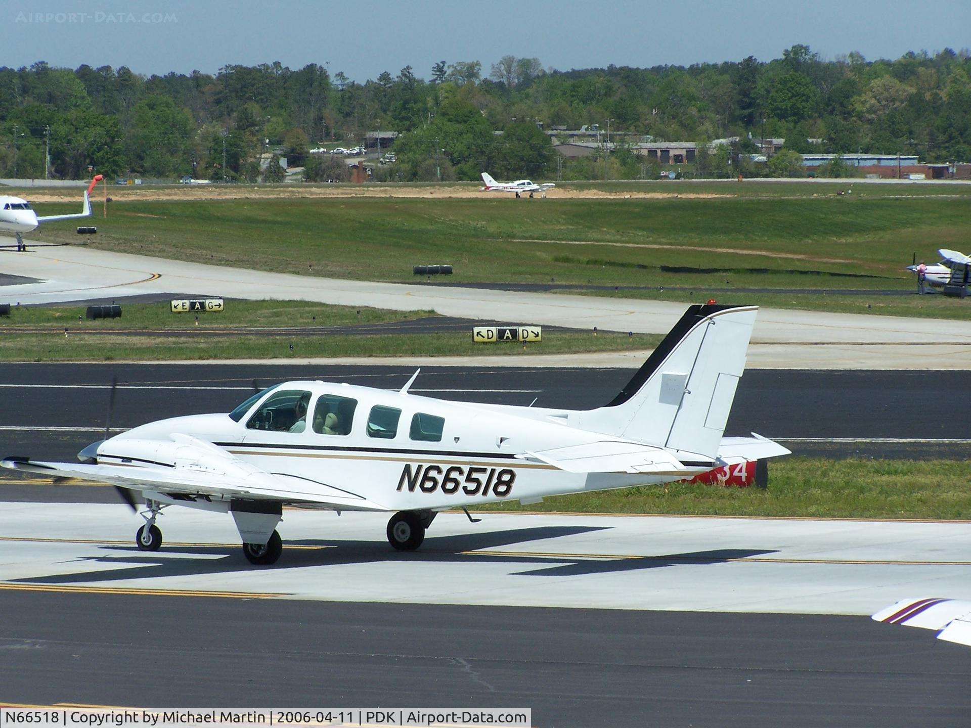 N66518, 1979 Beech 58 Baron C/N TH-1044, Taxing to Epps Air Service