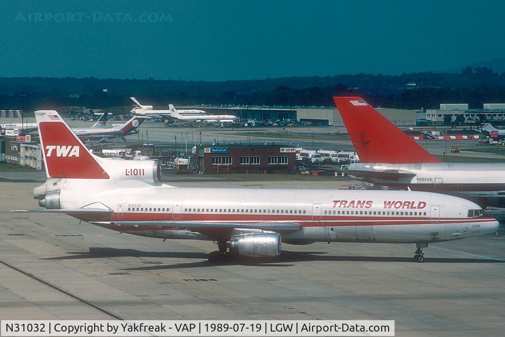 N31032, 1981 Lockheed L-1011-385-1-15 TriStar 100 C/N 193B-1215, TWA L1011 taxying into parking stand