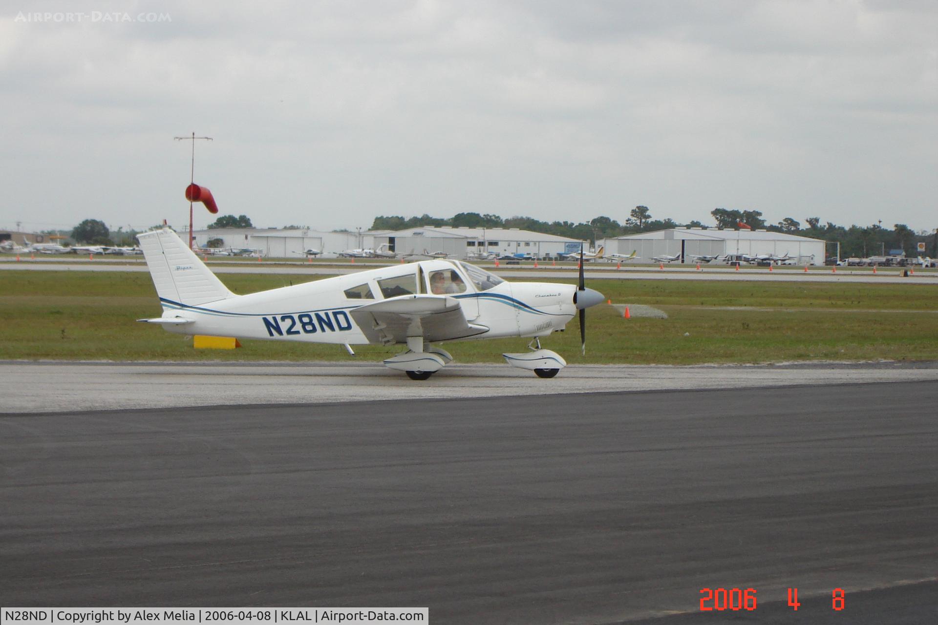 N28ND, 1968 Piper PA-28-180 C/N 28-4621, Piper Cherokee II taxiing post-flight at Sun 'N Fun 2006