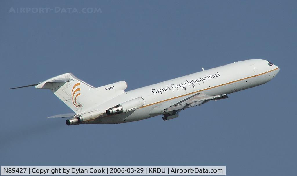 N89427, 1977 Boeing 727-227 C/N 21365, tucking it's gear up as it blasts off 5L.
