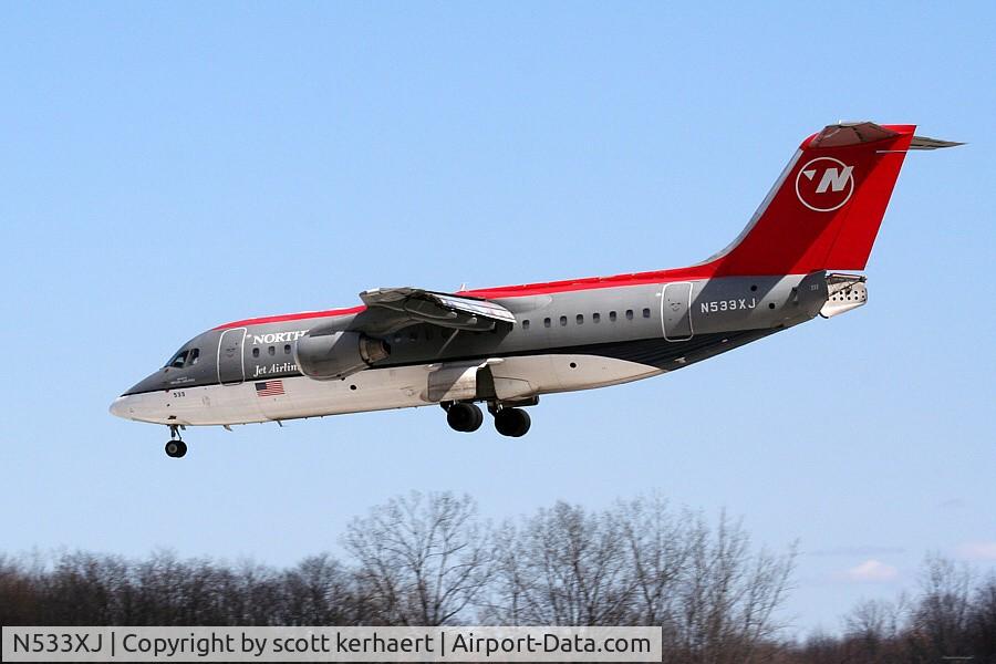 N533XJ, 2000 British Aerospace Avro 146-RJ85A C/N E2367, landing rw 04