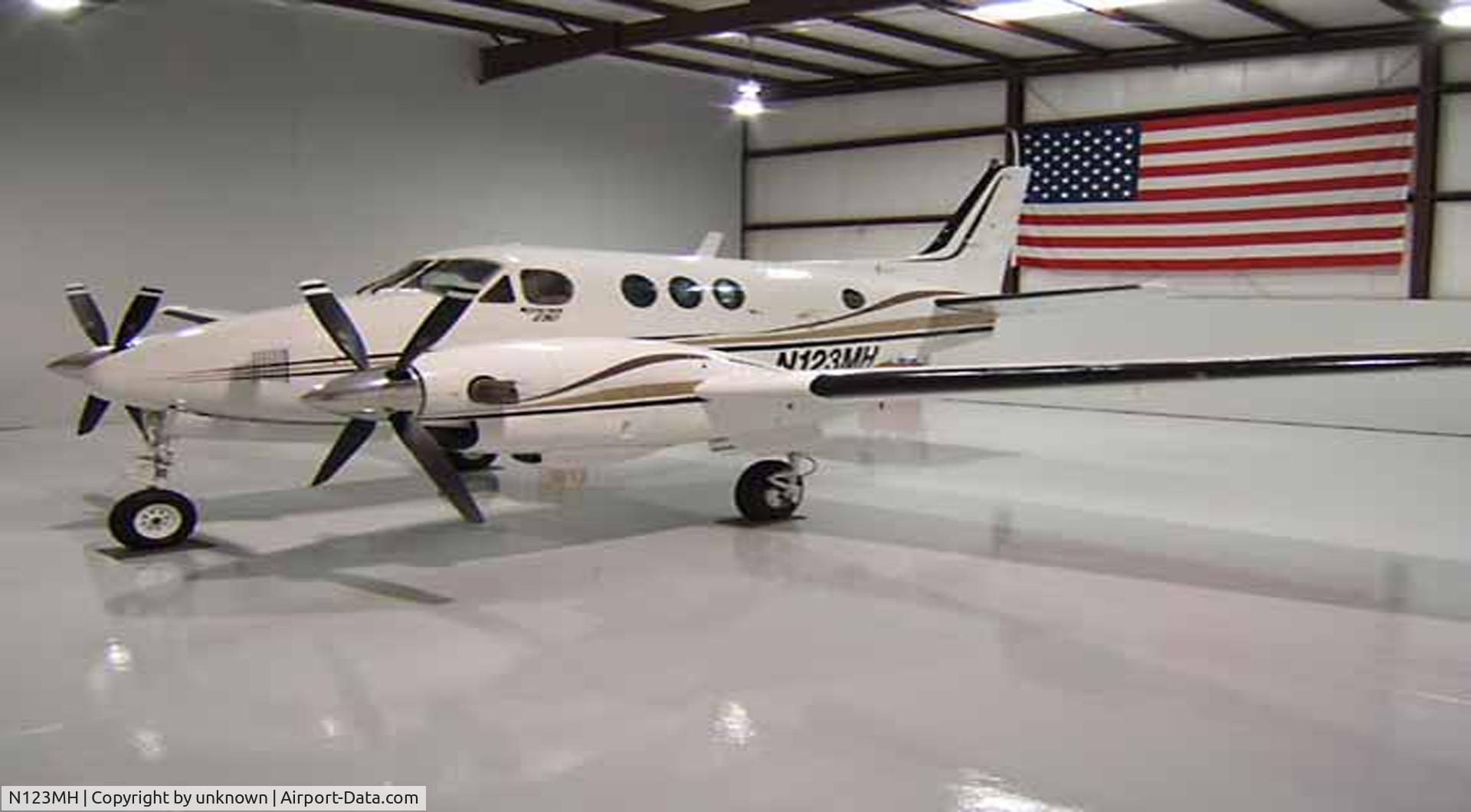 N123MH, 1974 Beech E-90 King Air C/N LW-104, King Air