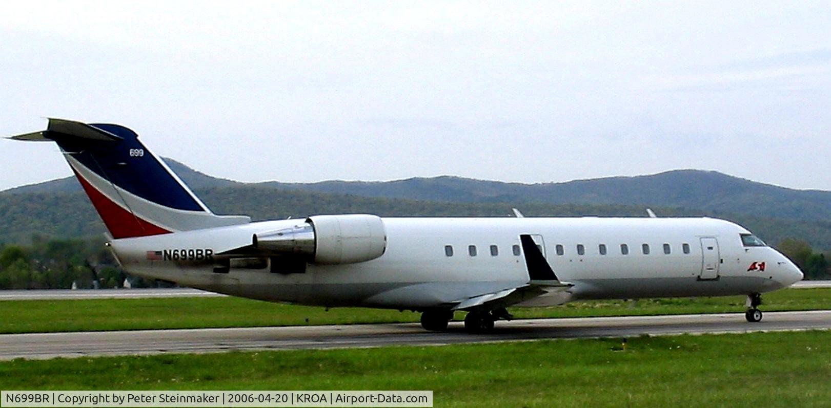 N699BR, 2003 Bombardier CRJ-200ER (CL-600-2B19) C/N 7801, Taxiing to the active 24