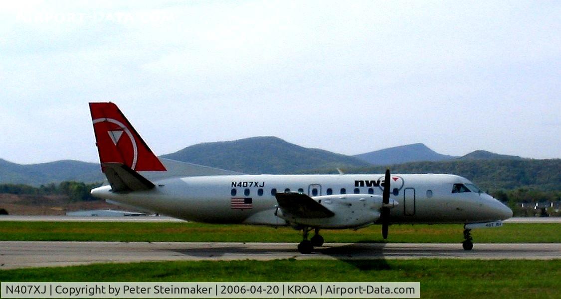 N407XJ, 1996 Saab 340B C/N 340B-407, Taxiing to the active runway 24