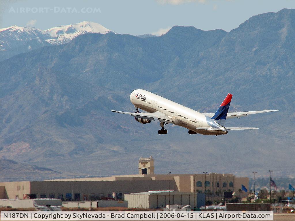 N187DN, 1996 Boeing 767-332/ER C/N 27582, Delta Airlines against the background of the Spring Mountains and Mt. Charleston