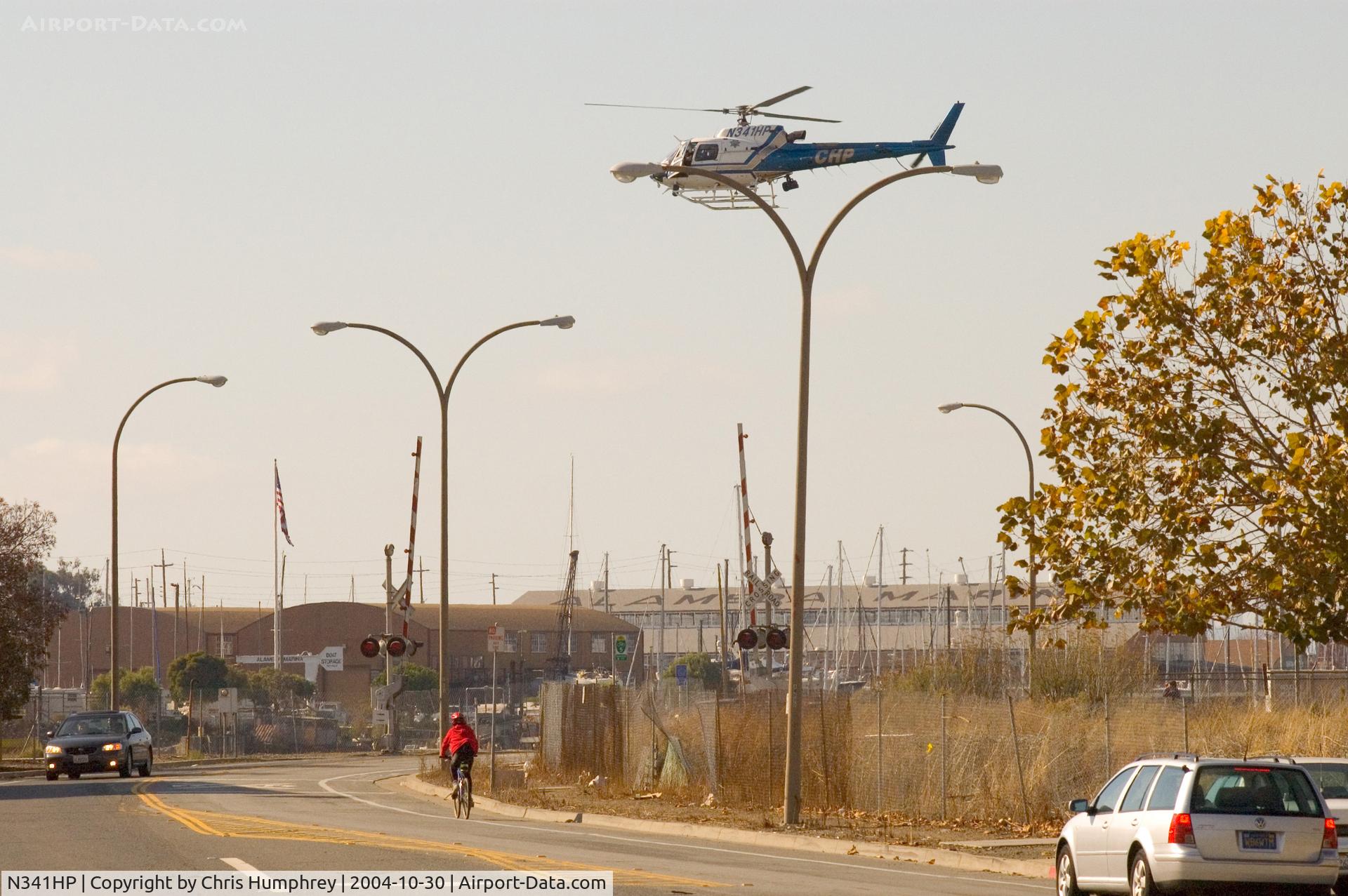 N341HP, 2001 Eurocopter AS-350B-3 Ecureuil Ecureuil C/N 3407, A CHP helicopter hovers over a possible suspect in Oakland California