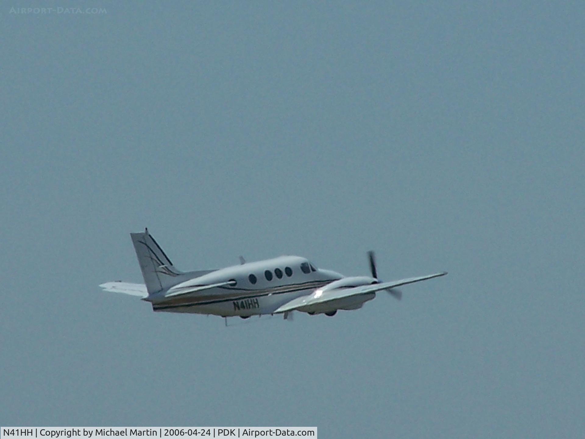 N41HH, 1975 Beech E-90 King Air C/N LW-146, Departing PDK - Gear Up!