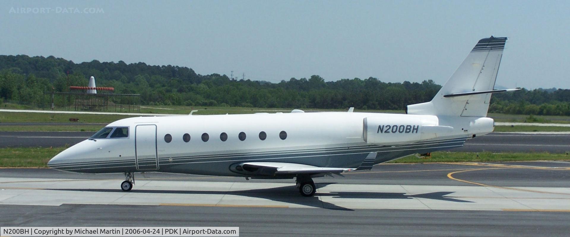 N200BH, 2000 Israel Aircraft Industries Gulfstream 200 C/N 013, Taxing to Epps Air Service