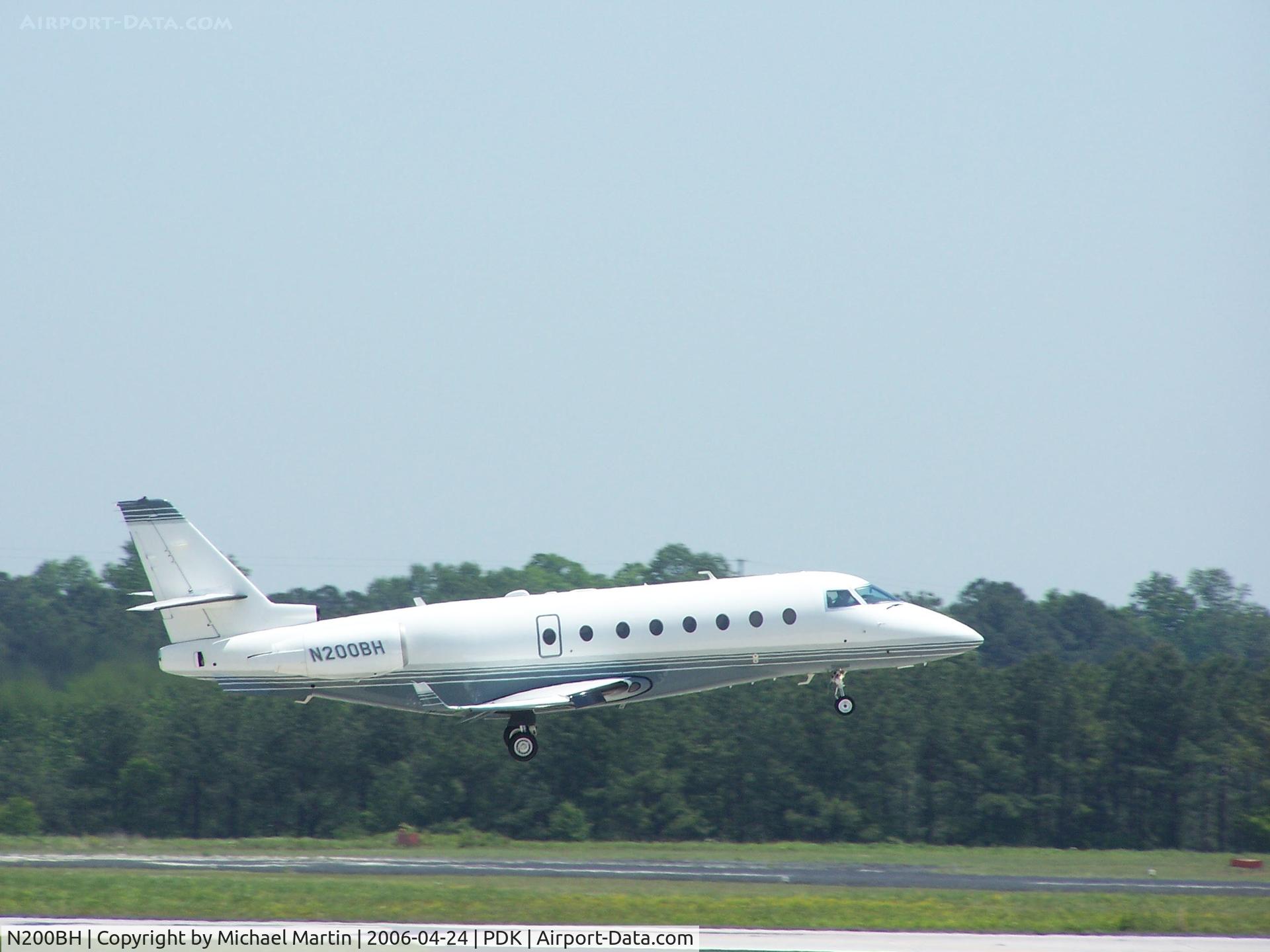 N200BH, 2000 Israel Aircraft Industries Gulfstream 200 C/N 013, Departing PDK - Starting to rotate gear.