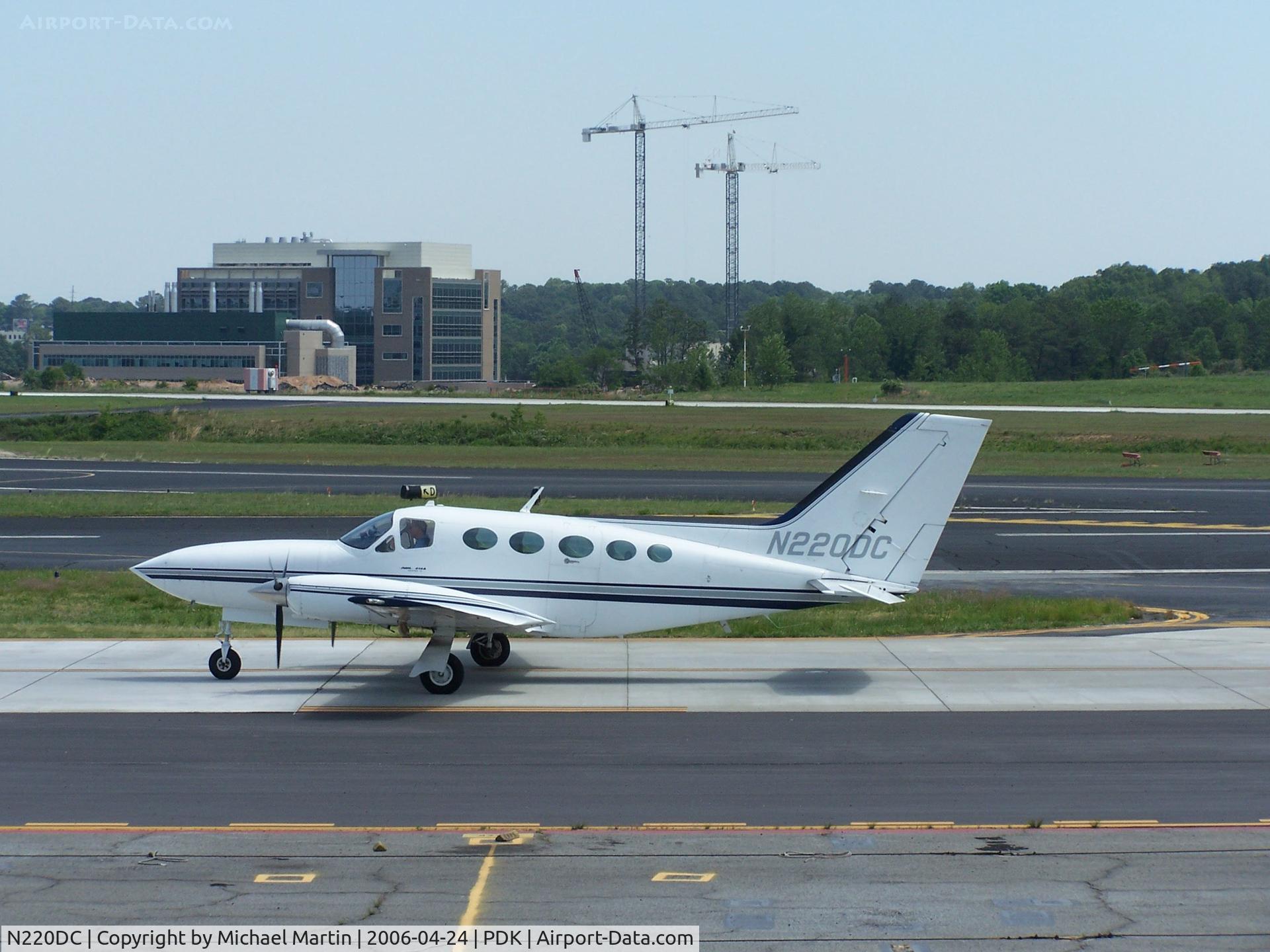 N220DC, 1978 Cessna 414A Chancellor C/N 414A0084, Taxing to Epps Air Service
