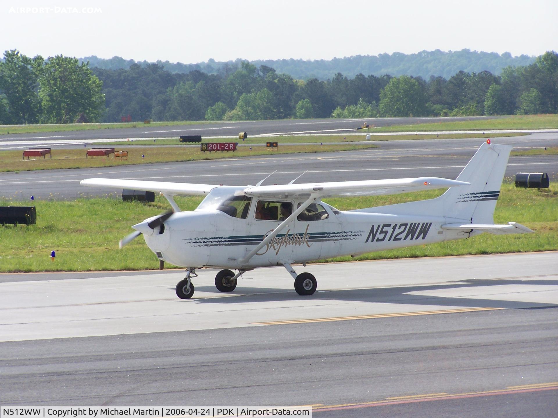 N512WW, 1998 Cessna 172R C/N 17280399, Taxing back from flight