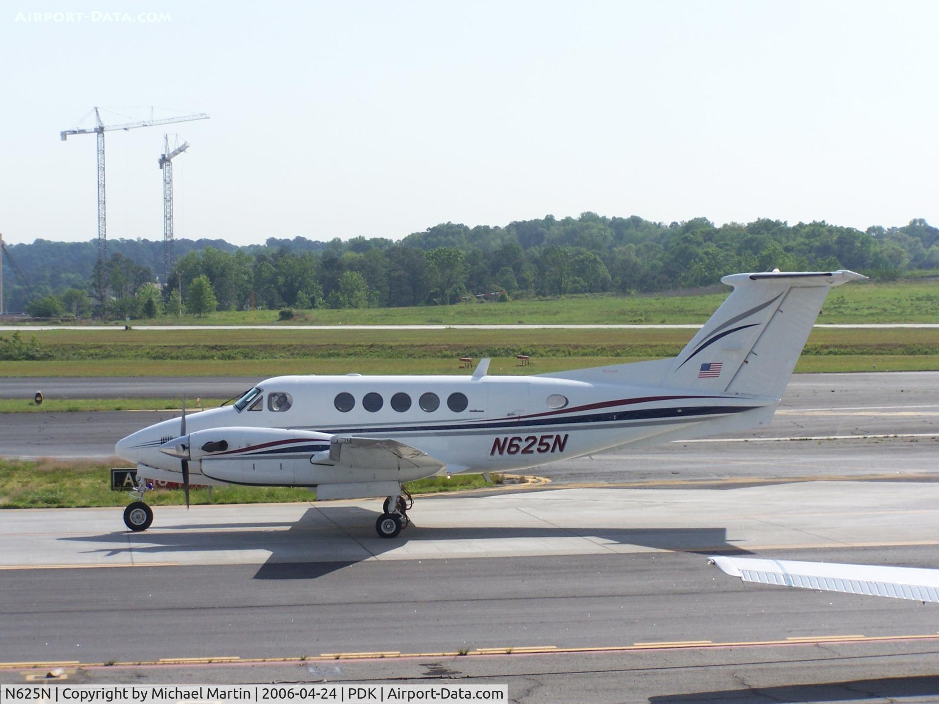 N625N, 1990 Beech B200 King Air King Air C/N BB-1394, Taxing to Runway 20L