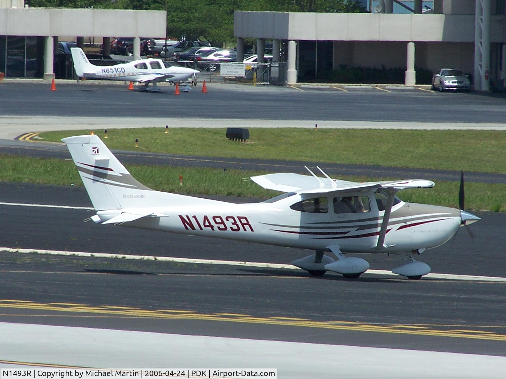 N1493R, 2005 Cessna 182T Skylane C/N 18281694, Taxing to 20R