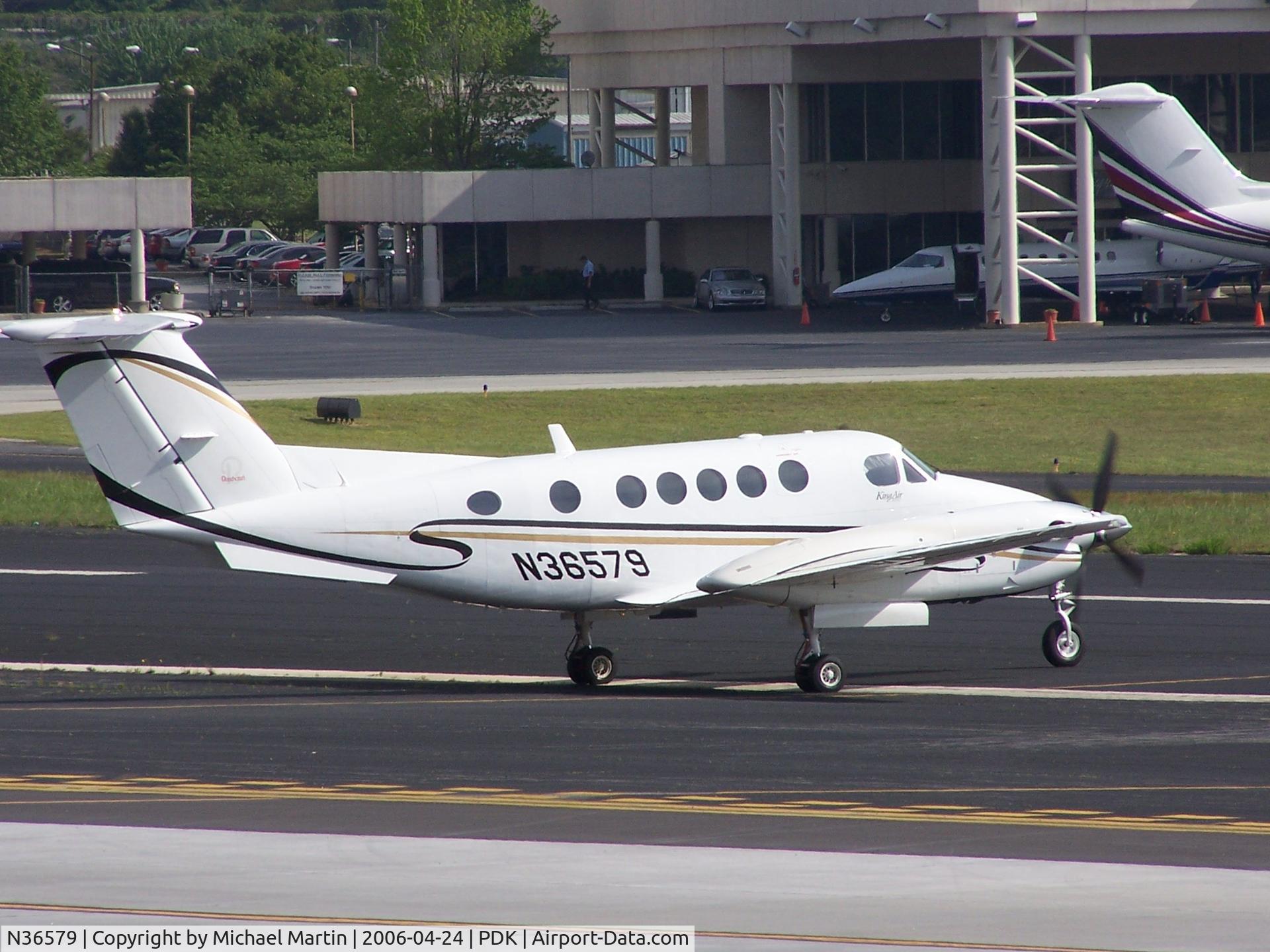N36579, 2004 Raytheon B200 Super King Air C/N BB-1879, Taxing to 20R