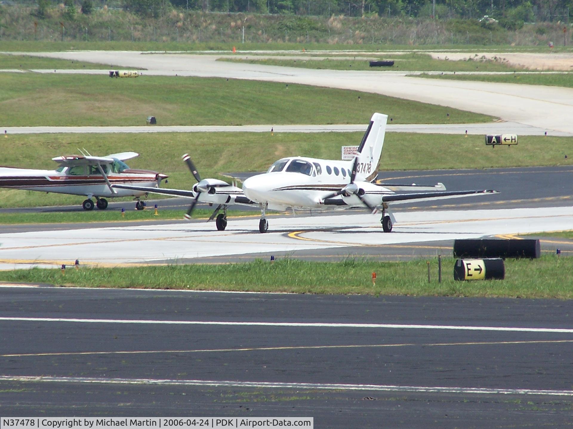 N37478, Cessna 421C Golden Eagle C/N 421C0415, Taxing back from flight
