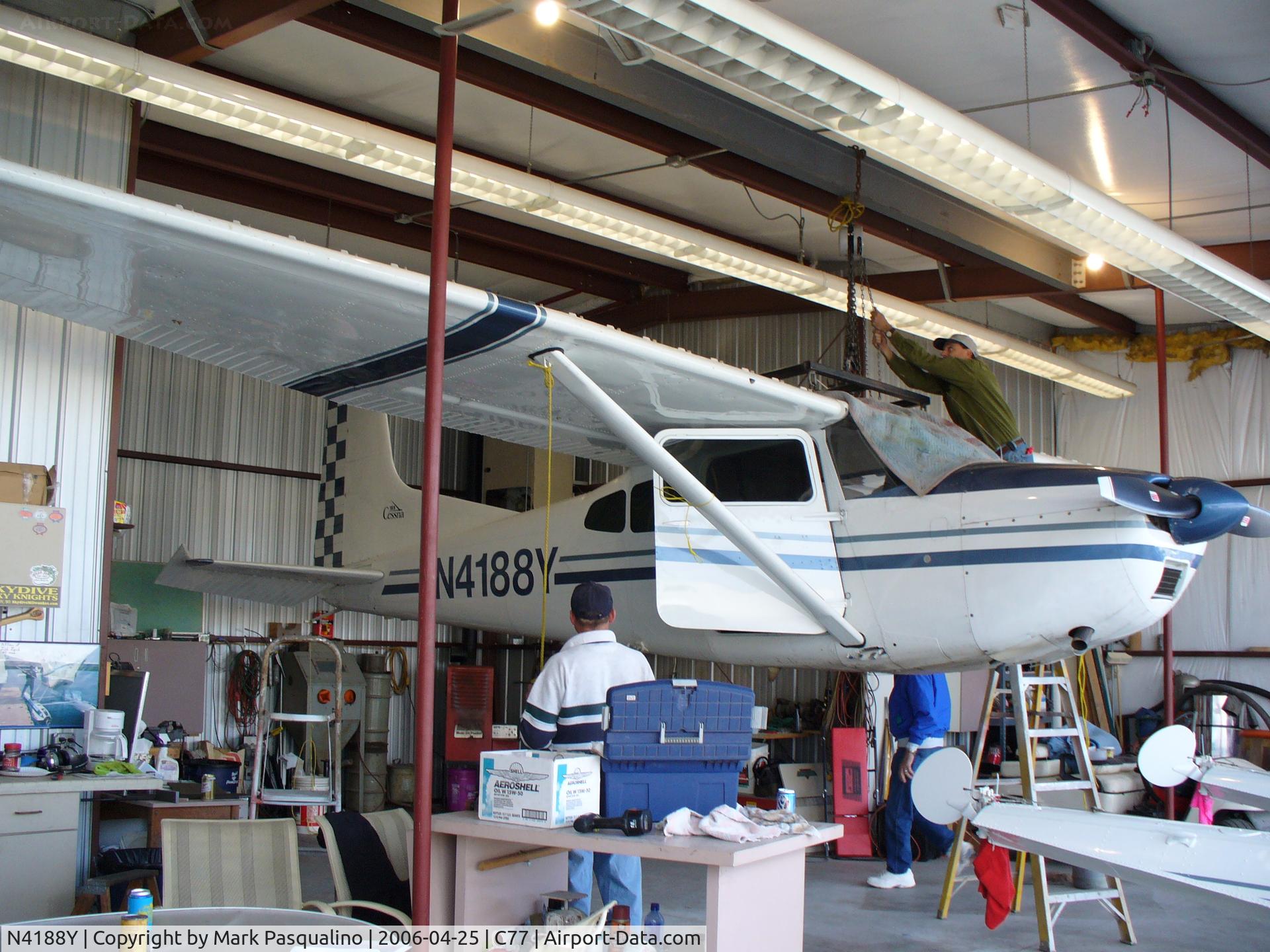 N4188Y, 1962 Cessna 185A Skywagon C/N 185-0388, Installing floats on a Cessna 185