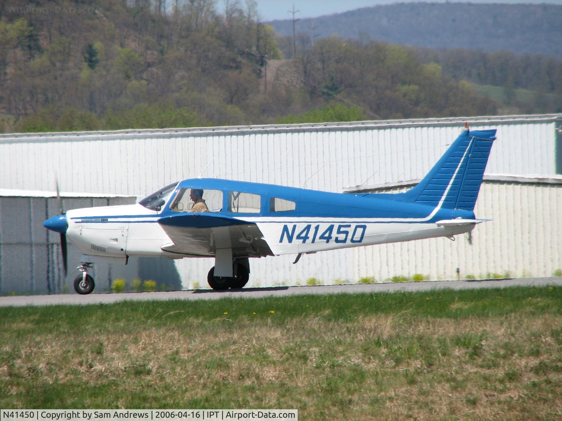 N41450, 1974 Piper PA-28R-200 C/N 28R-7435184, taxiing out after a short fuel stop at Williamsport