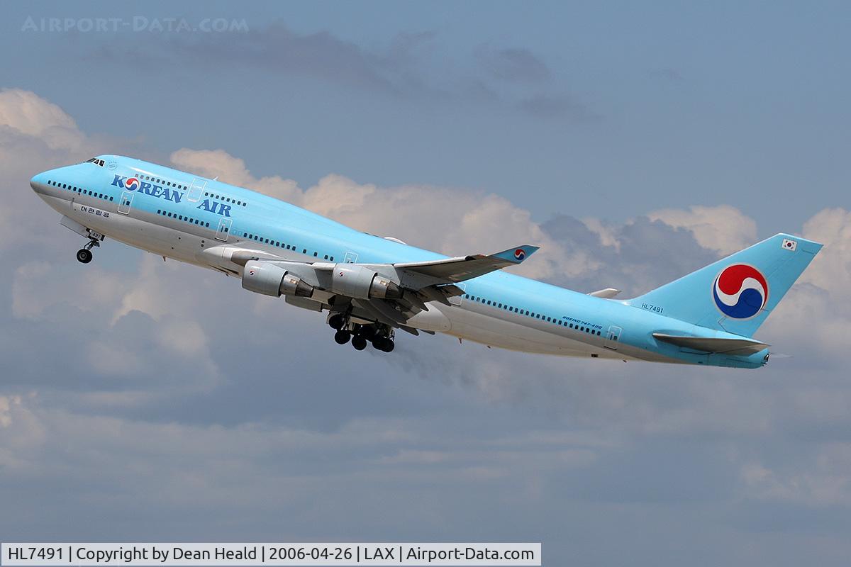 HL7491, Boeing 747-4B5 C/N 27341, Korean Air HL7491 climbing out from RWY 25R trailing brake dust from the main landing gear.  This is FLT KAL18 enroute to Seoul, Korea (Incheon International Airport - RKSI).